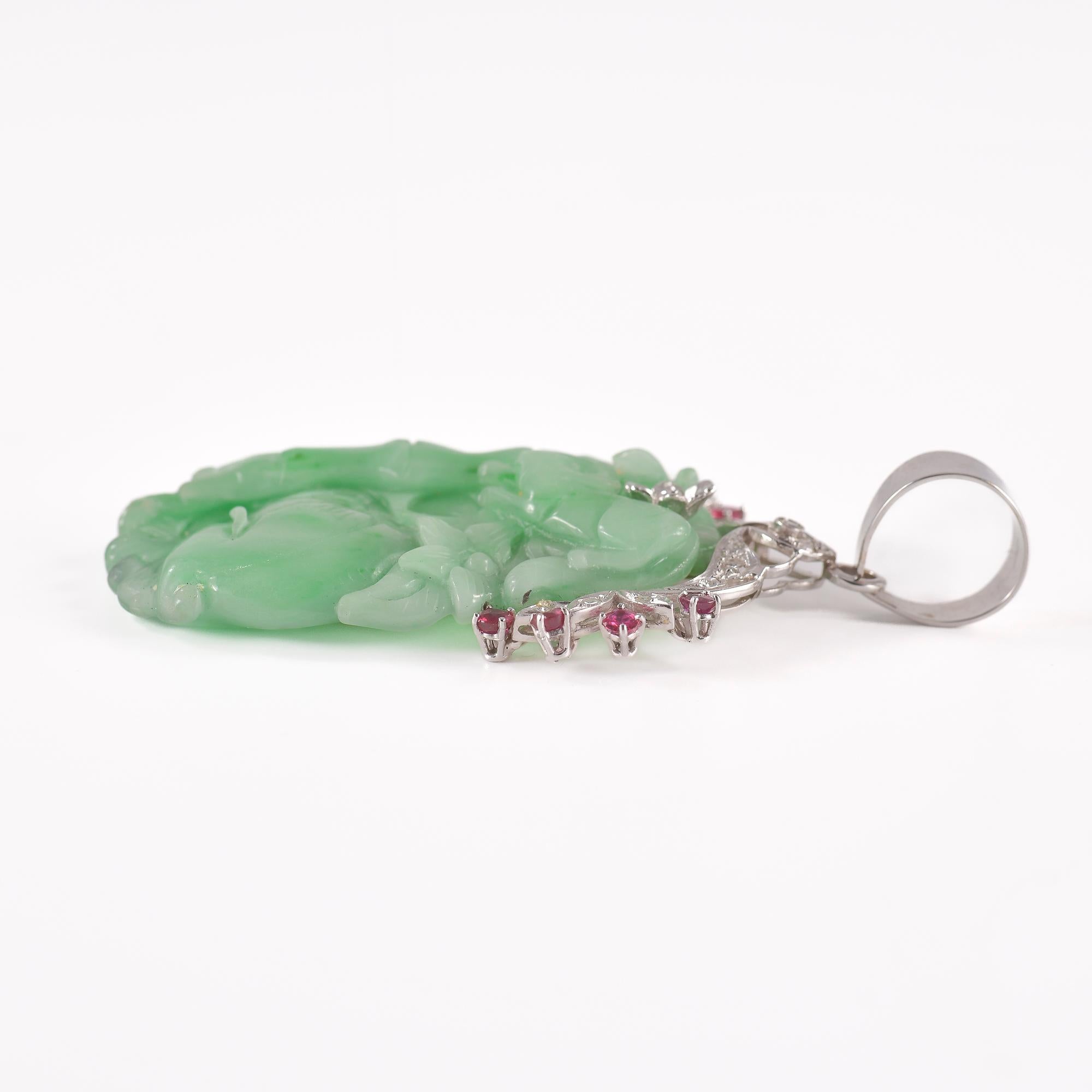Artisan Pendentif en jade  giadelite et or blanc avec diamants et rubis en vente