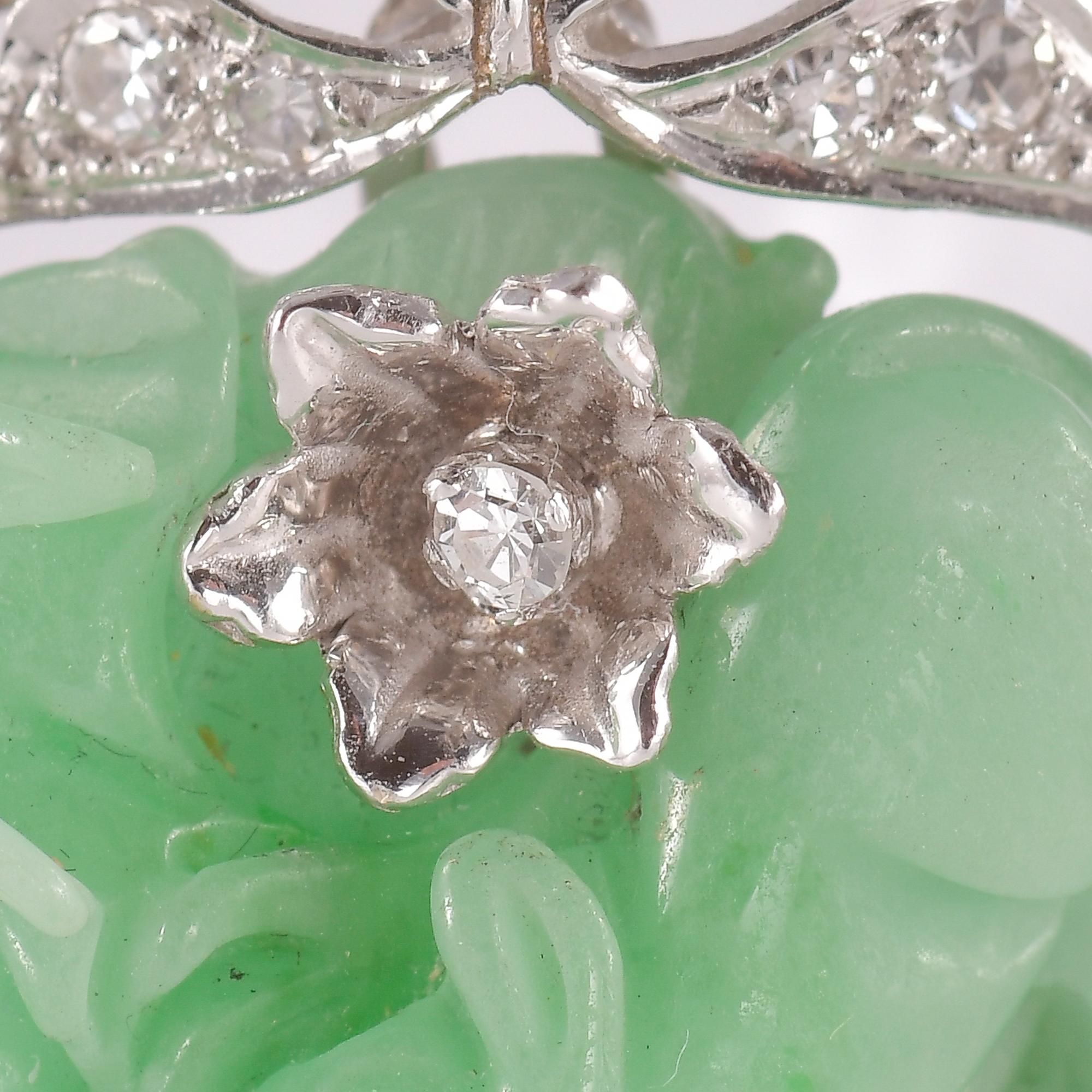 Round Cut Pendentif en jade  giadelite et or blanc avec diamants et rubis en vente