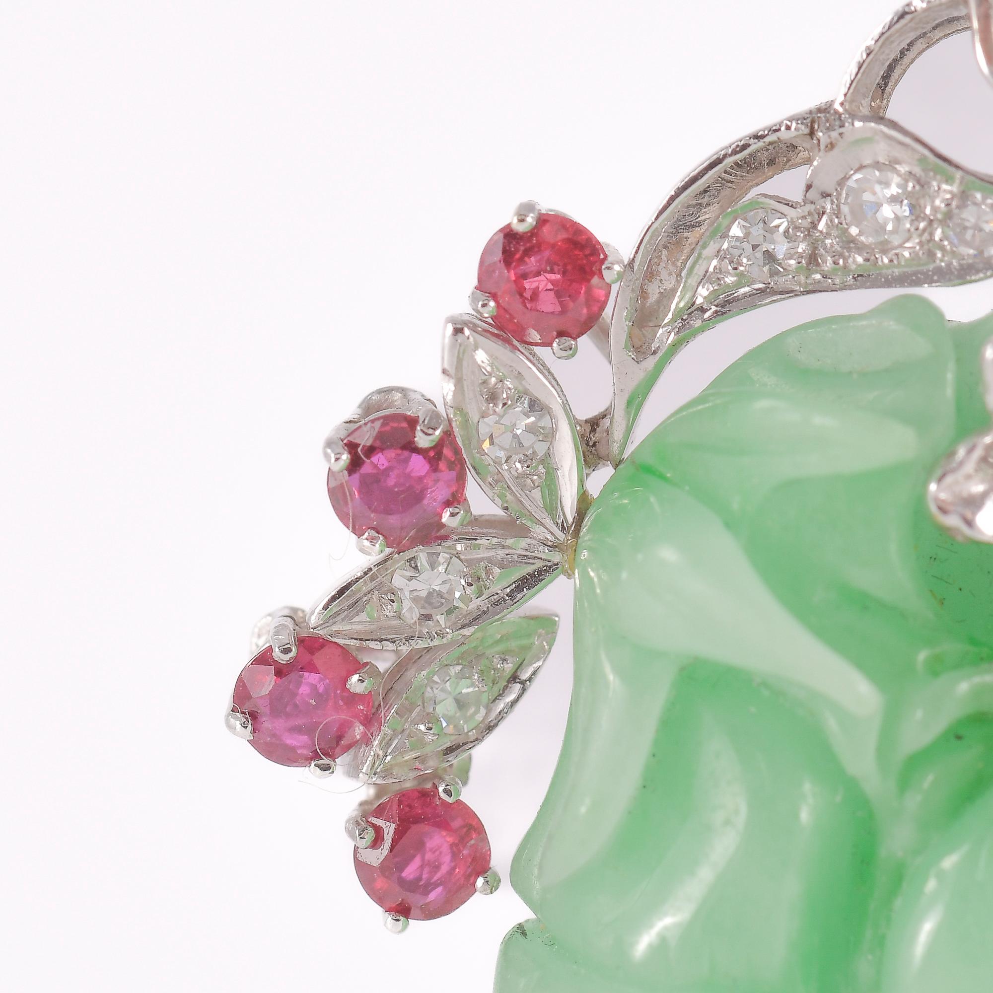 Pendentif en jade  giadelite et or blanc avec diamants et rubis Bon état - En vente à Bologna, IT