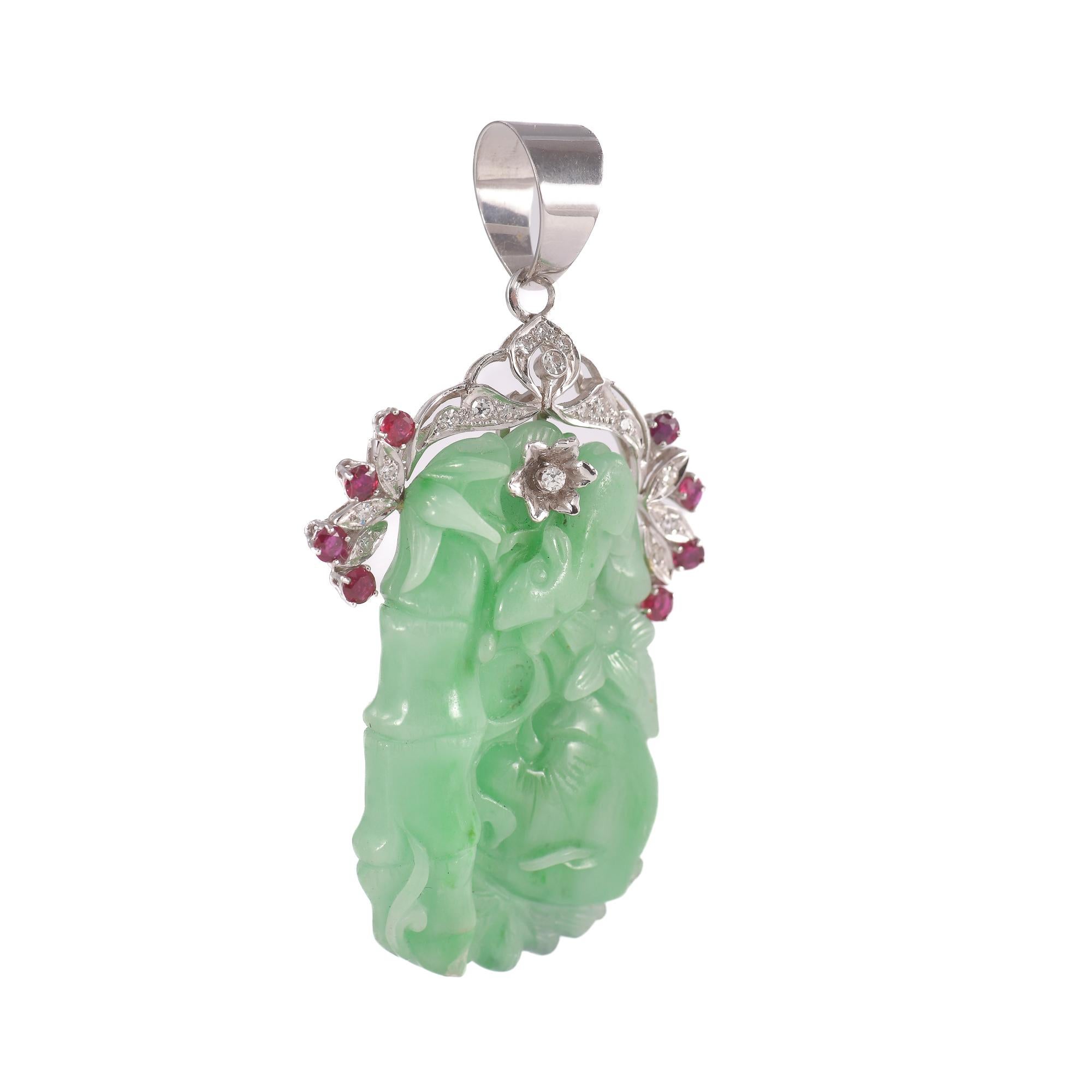 Pendentif en jade  giadelite et or blanc avec diamants et rubis en vente 1