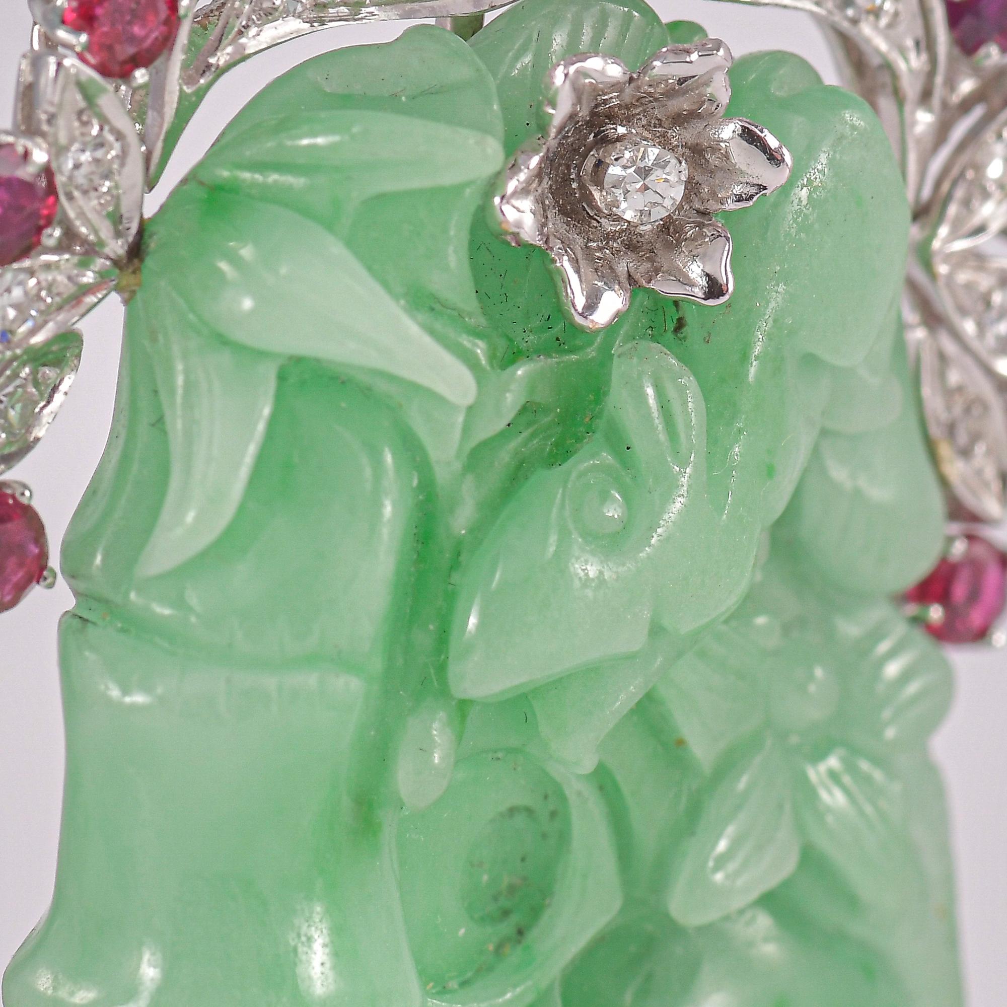 Pendentif en jade  giadelite et or blanc avec diamants et rubis en vente 2