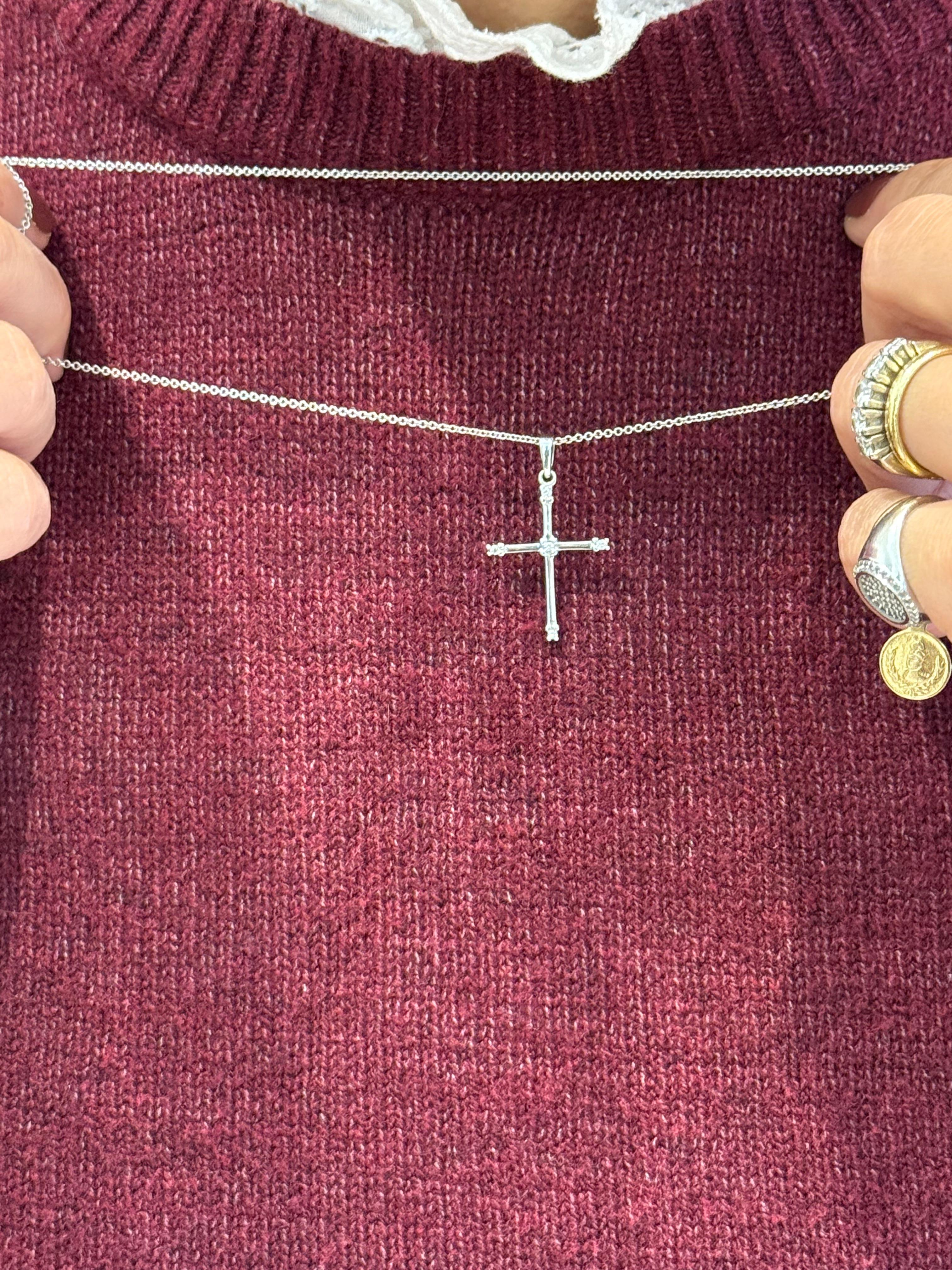 Eleganter Anhänger in Kreuzform aus 18 Karat Gold im Angebot 1