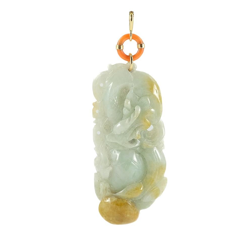 Artisan Pendentif en or avec anneau en corail orange et  bas-relief en Jade Néphrite en vente