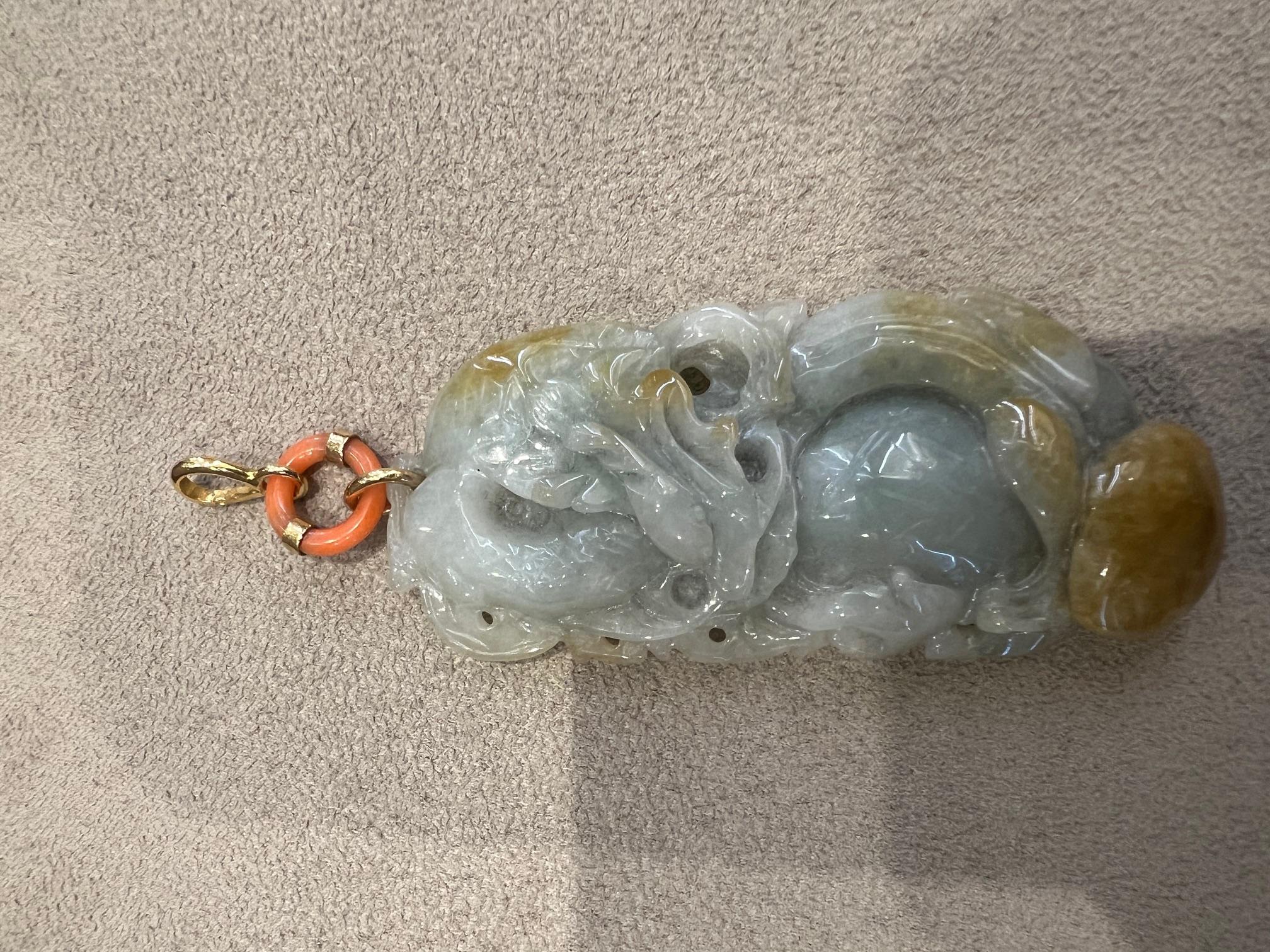 Pendentif en or avec anneau en corail orange et  bas-relief en Jade Néphrite Bon état - En vente à Bologna, IT
