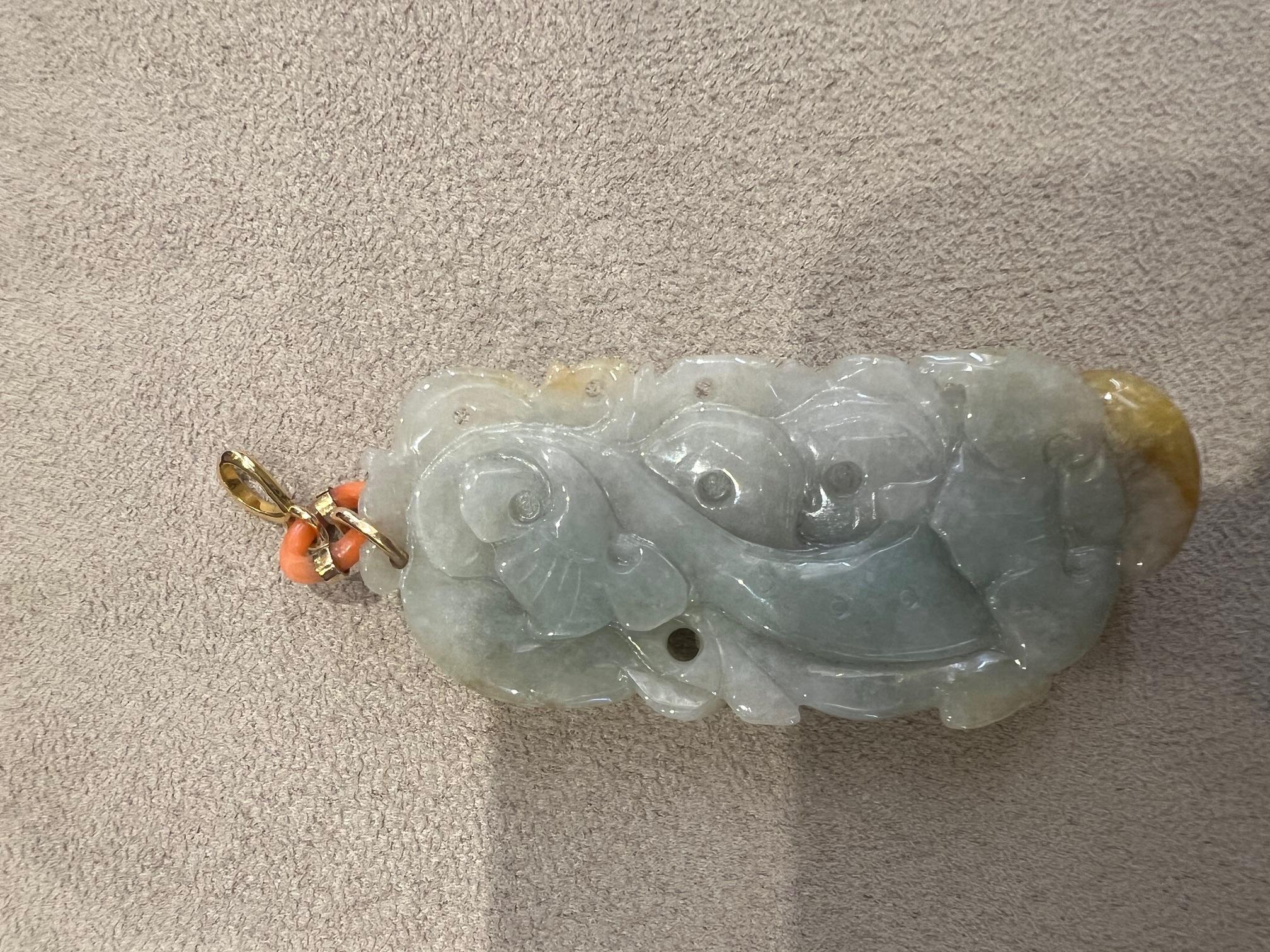 Pendentif en or avec anneau en corail orange et  bas-relief en Jade Néphrite Unisexe en vente