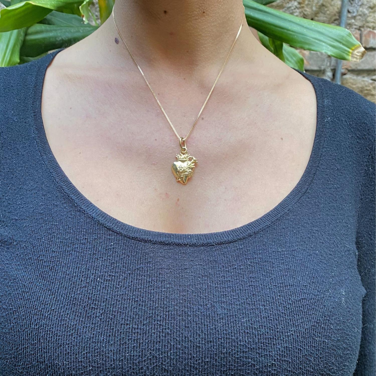 18kt Gold Sacred Heart Pendant For Sale 1