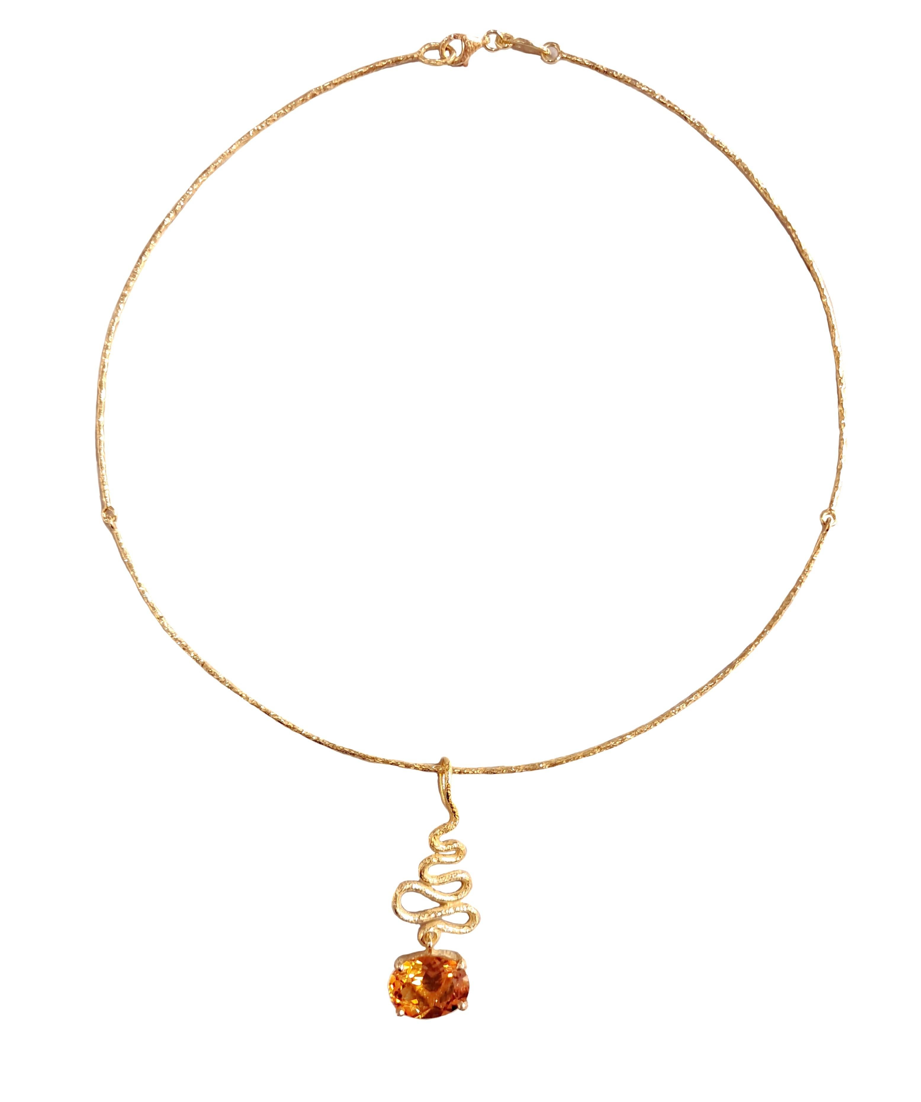 Le pendentif est en or jaune 18 carats satiné, orné d'une topaze jaune de taille ovale 
de la collection 