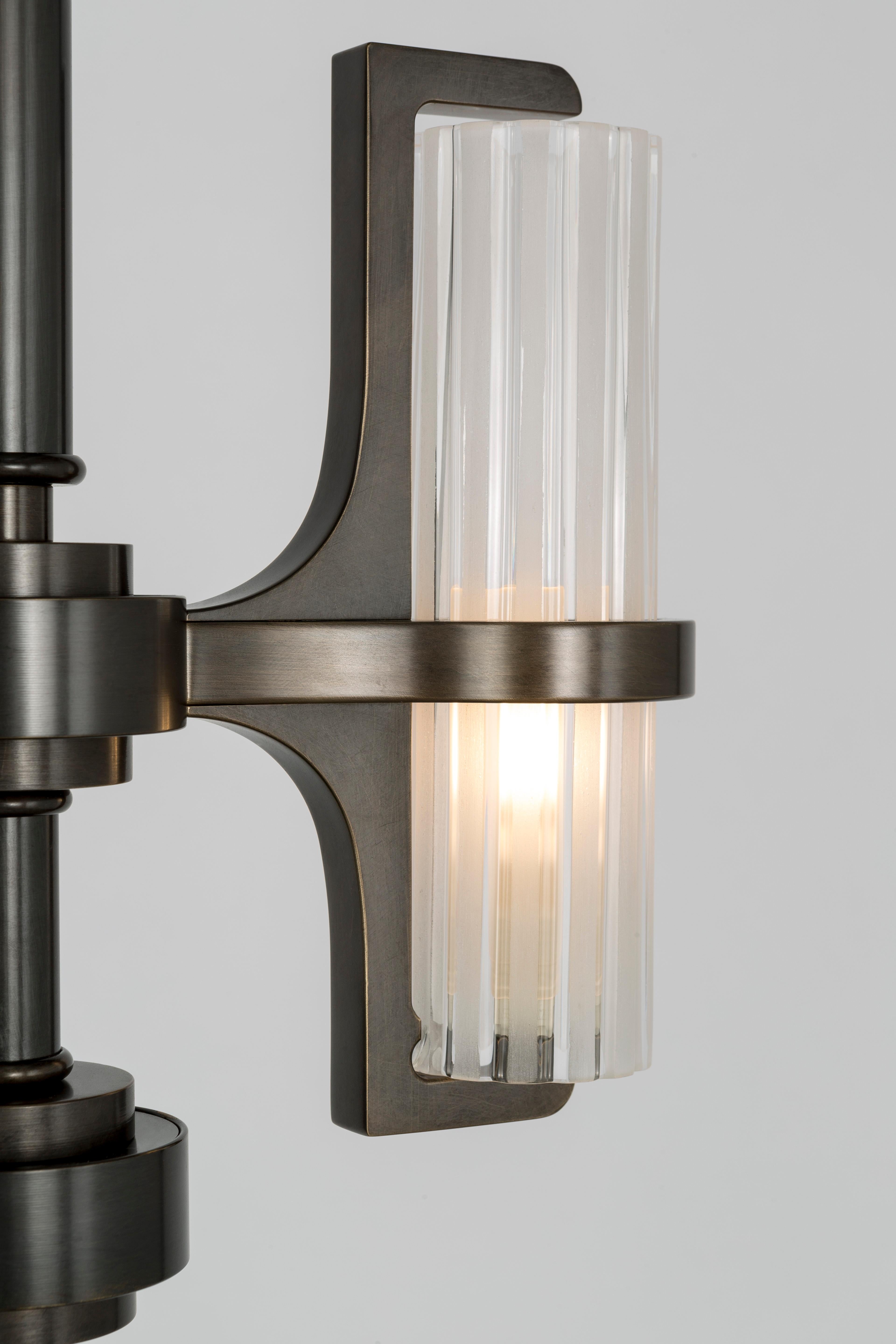 Pendente della collezione Soave in metallo brunito e corda satinata nera. Due luci con paralume in cristallo molato e coprilampadina in plexiglass satinato incluso; luce alla base con diffusore in plexiglass. Disegnato da Emanuela Benedetti per