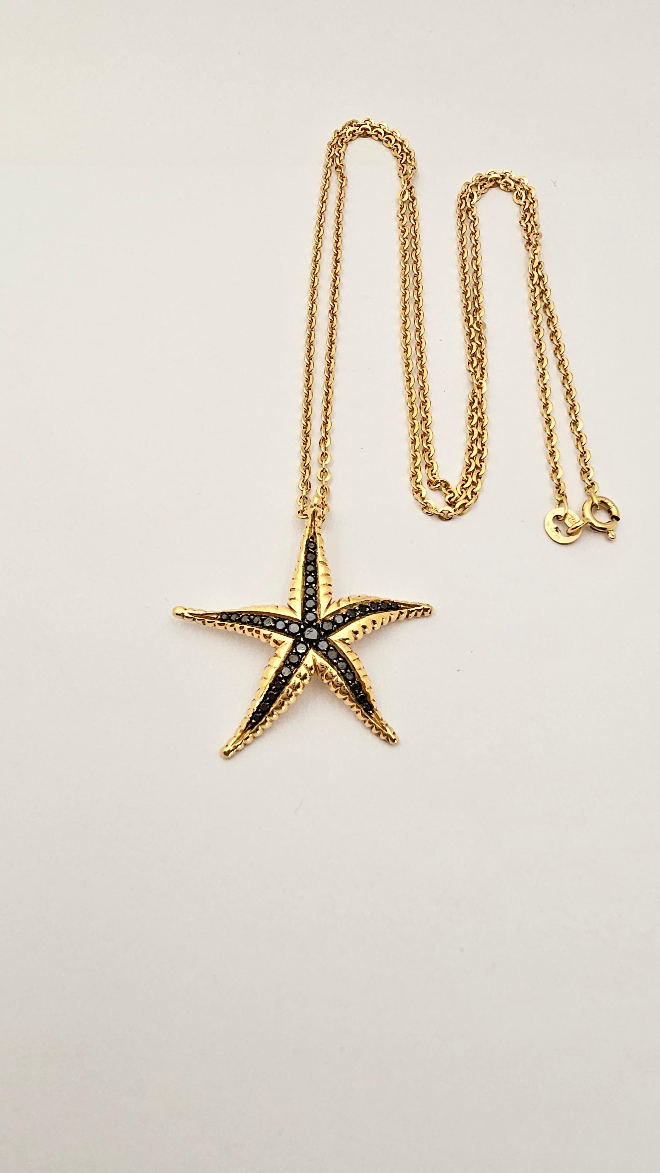 A starfish-shaped pendant made of solid yellow gold, 18 kt weighing 4.45 grams and black brilliant-cut Diamonds weighing 0.50 carat.
This pendant is made entirely by hand by master artisan goldsmiths.
The ring is concealed in the back and has an