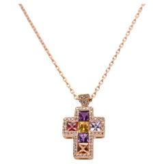Pendentif croix multicolore en or rose 18 carats avec saphirs et diamants