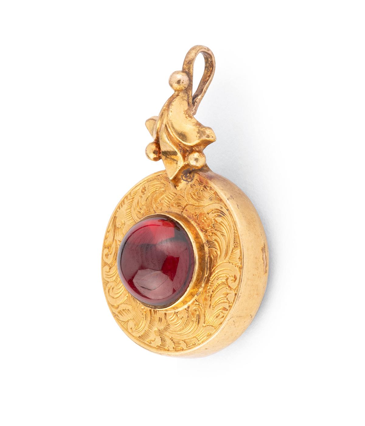 Pendentif ancien avec cabochon de grenat et cheveux au dos Bon état - En vente à PARIS, FR