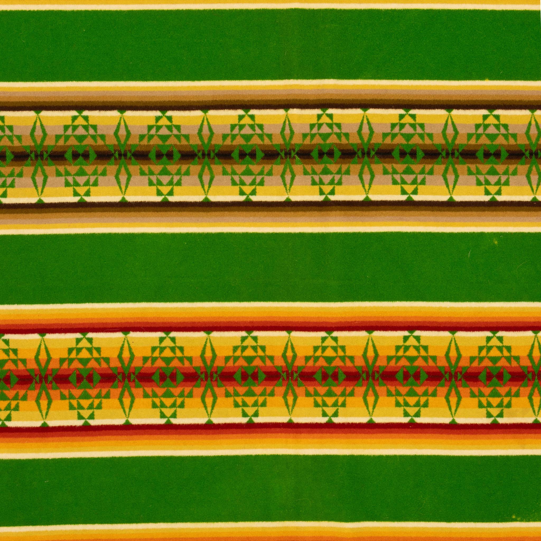 Châle double face Beaver State/Pendleton wool trade avec Label. Frange rouge sur tout le pourtour de la couverture. D'un vert éclatant, il est orné de motifs géométriques en cristal de couleur jaune, orange, rouge et marron. Milieu du XXe siècle.