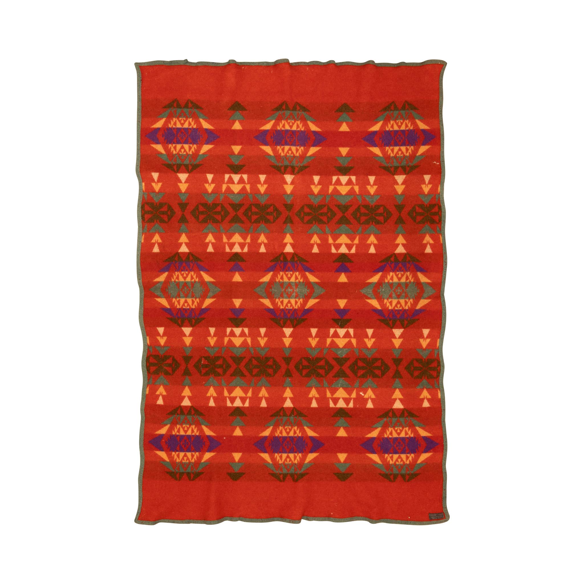 Manta de comercio de lana Pendleton Cayuse de doble cara con ribete y etiqueta. Con un diseño de bandas brillantes con colores rojo, beige, verde y morado y superposiciones geométricas rojas. Ideal para una casa del suroeste o una cabaña rústica.
