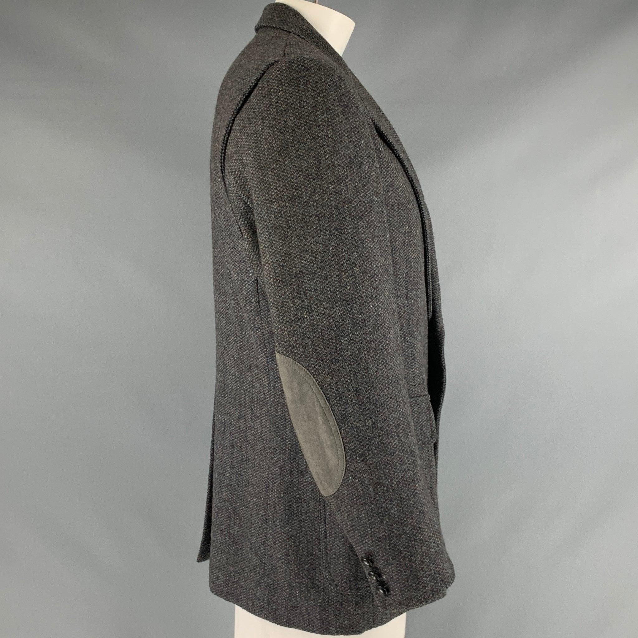 Manteau de sport Pendleton Vintage
en laine tweed bleue, avec un revers à cran, trois poches, des empiècements aux coudes et une fermeture à deux boutons. Fabriqué aux Etats-Unis. Très bon état. 

Marqué :   44 

Mesures : 
 
Épaule : 19 pouces