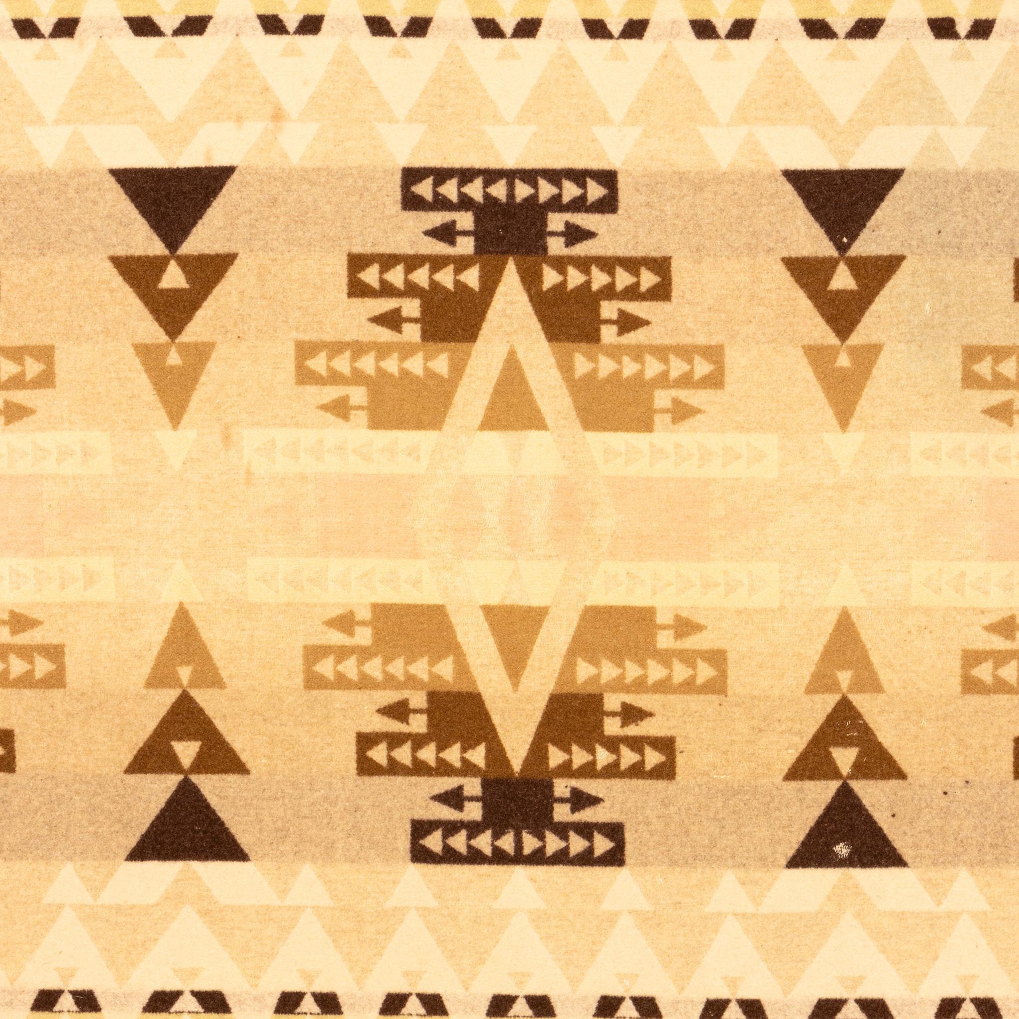 Coperta commerciale in lana a due lati di Pendleton (1921) con bordi, senza etichetta. I colori caldi del marrone, del beige e del rosso sono disposti in un disegno di cristalli con bande geometriche. Ideale da esporre in una casa in stile