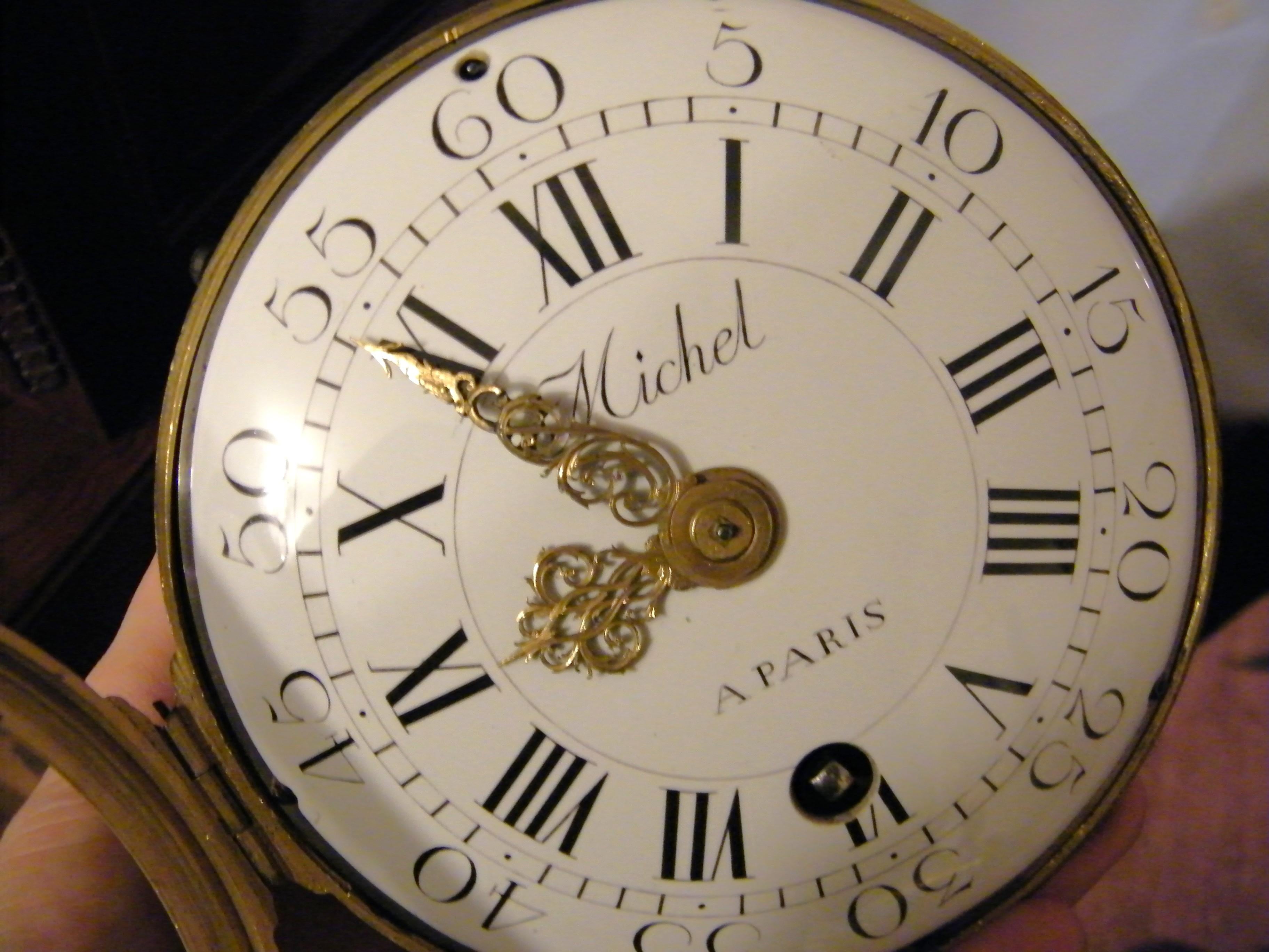 Französische Wanduhr 'cartel d'alcove' Louis XVI Gehäuse zugeschrieben Osmond (French) im Angebot