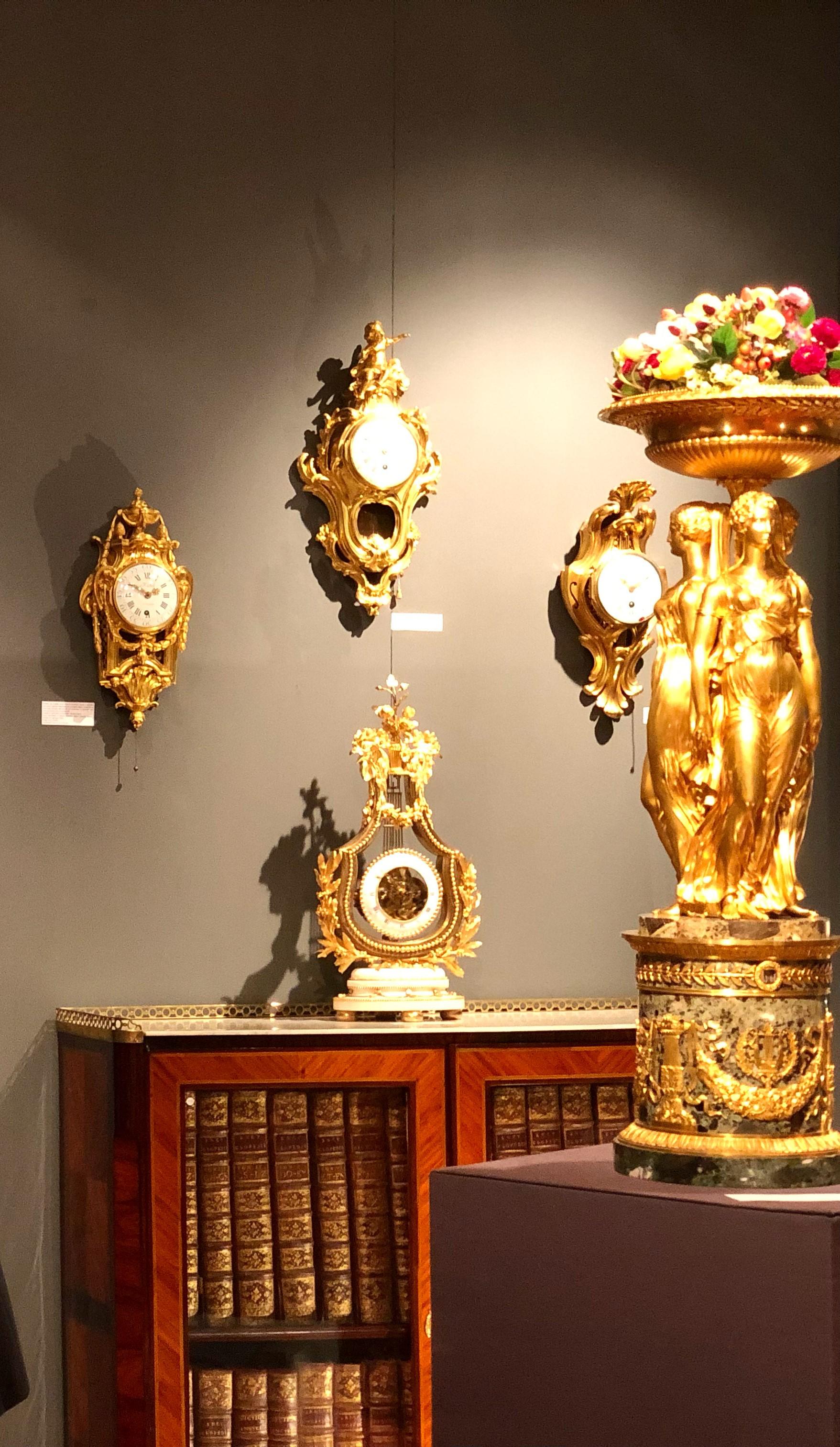 Französische Wanduhr 'cartel d'alcove' Louis XVI Gehäuse zugeschrieben Osmond (Vergoldet) im Angebot