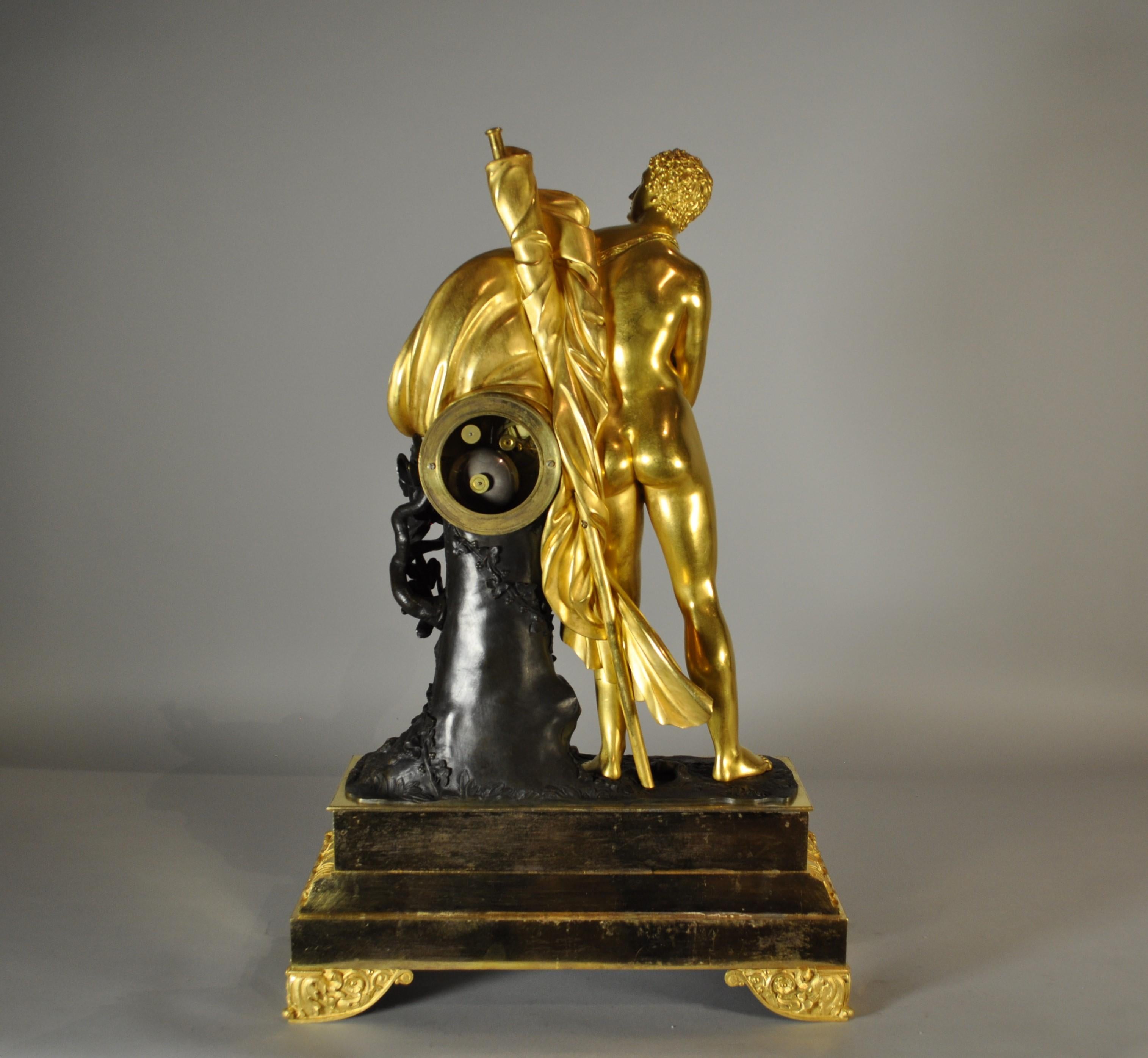 Reloj de sobremesa francés de bronce dorado, figura de David con espada, hacia 1830 en venta 2
