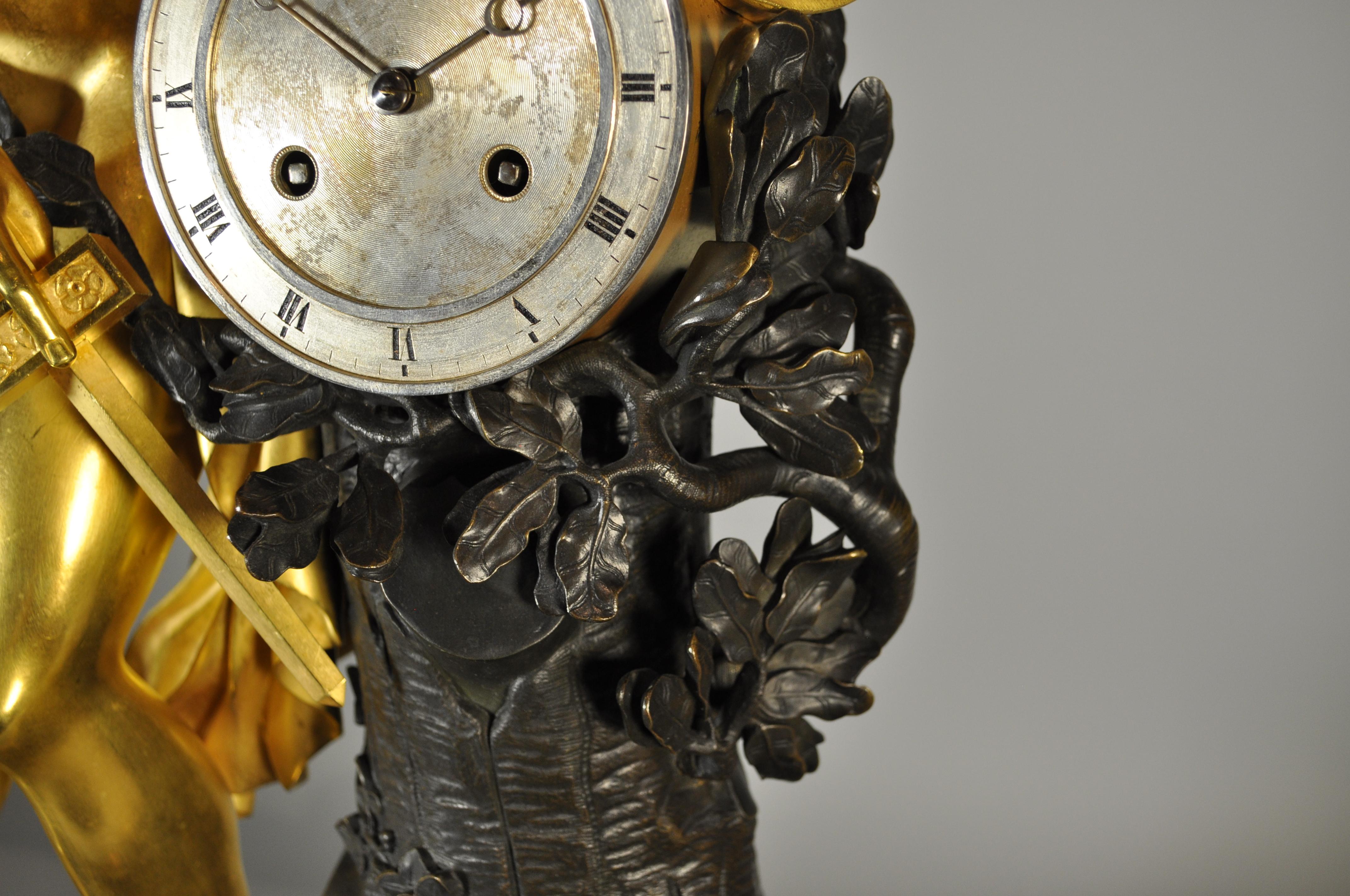 Reloj de sobremesa francés de bronce dorado, figura de David con espada, hacia 1830 Carlos X en venta