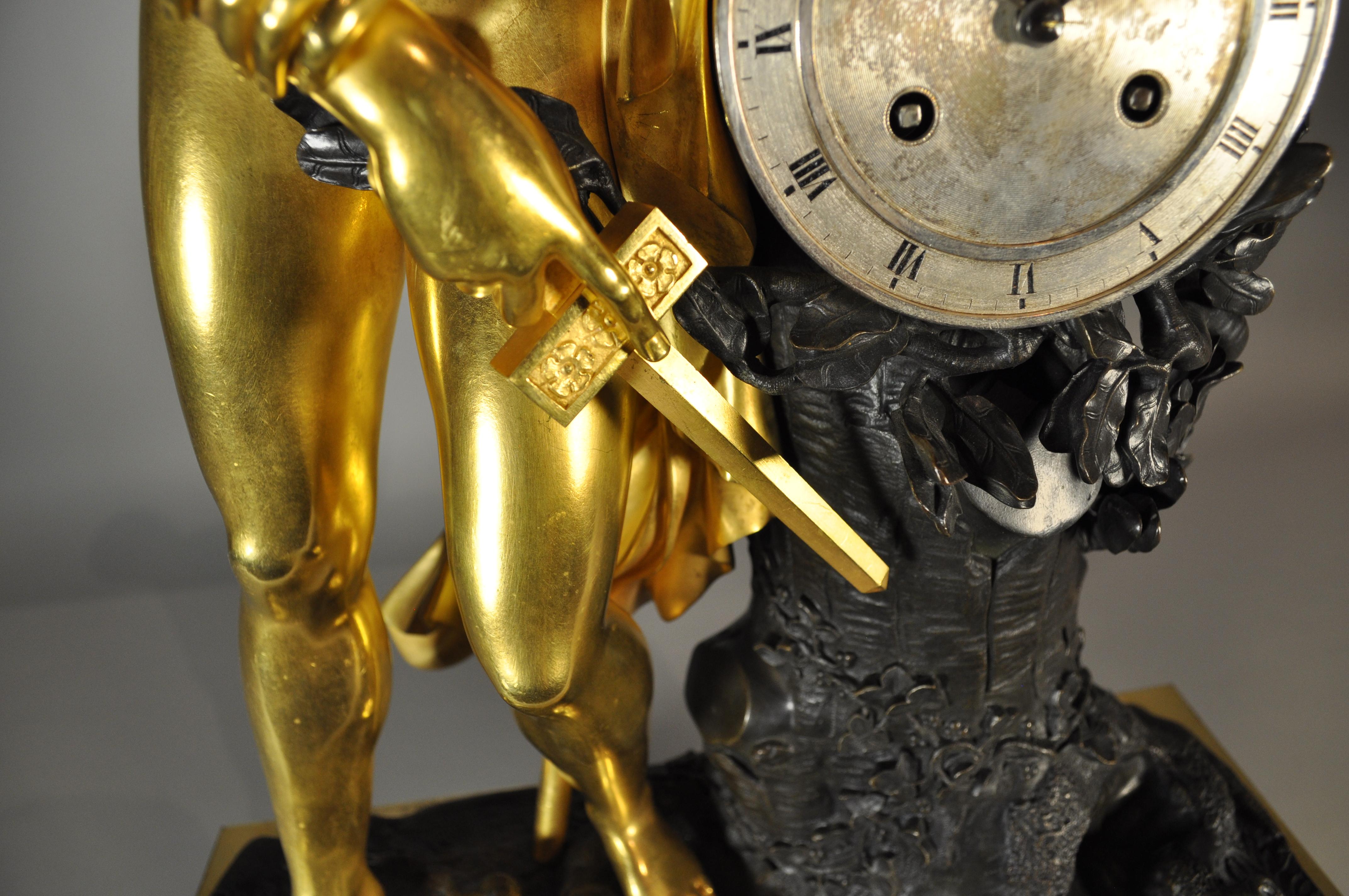 Reloj de sobremesa francés de bronce dorado, figura de David con espada, hacia 1830 Dorado en venta