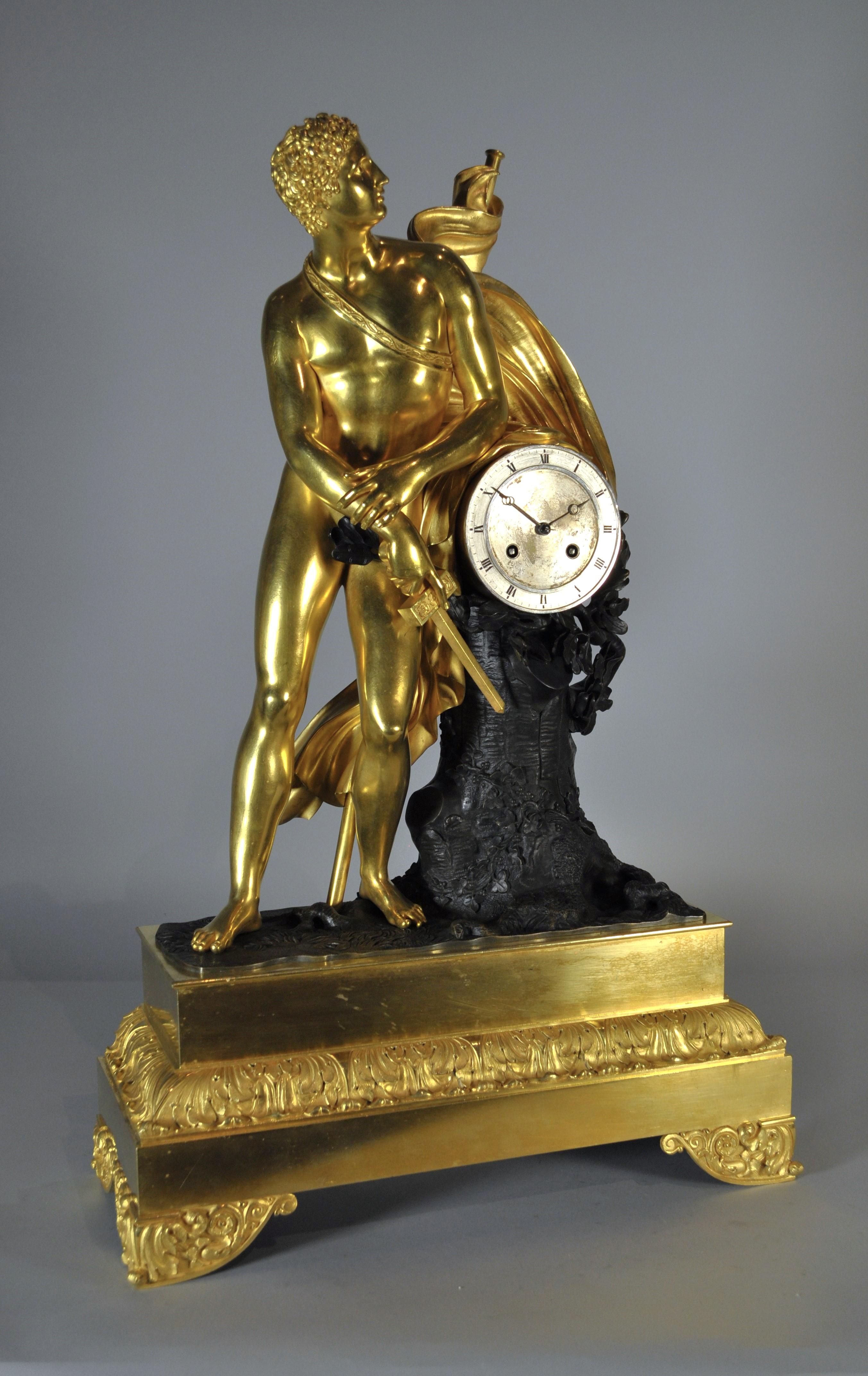 Reloj de sobremesa francés de bronce dorado, figura de David con espada, hacia 1830 Bronce en venta