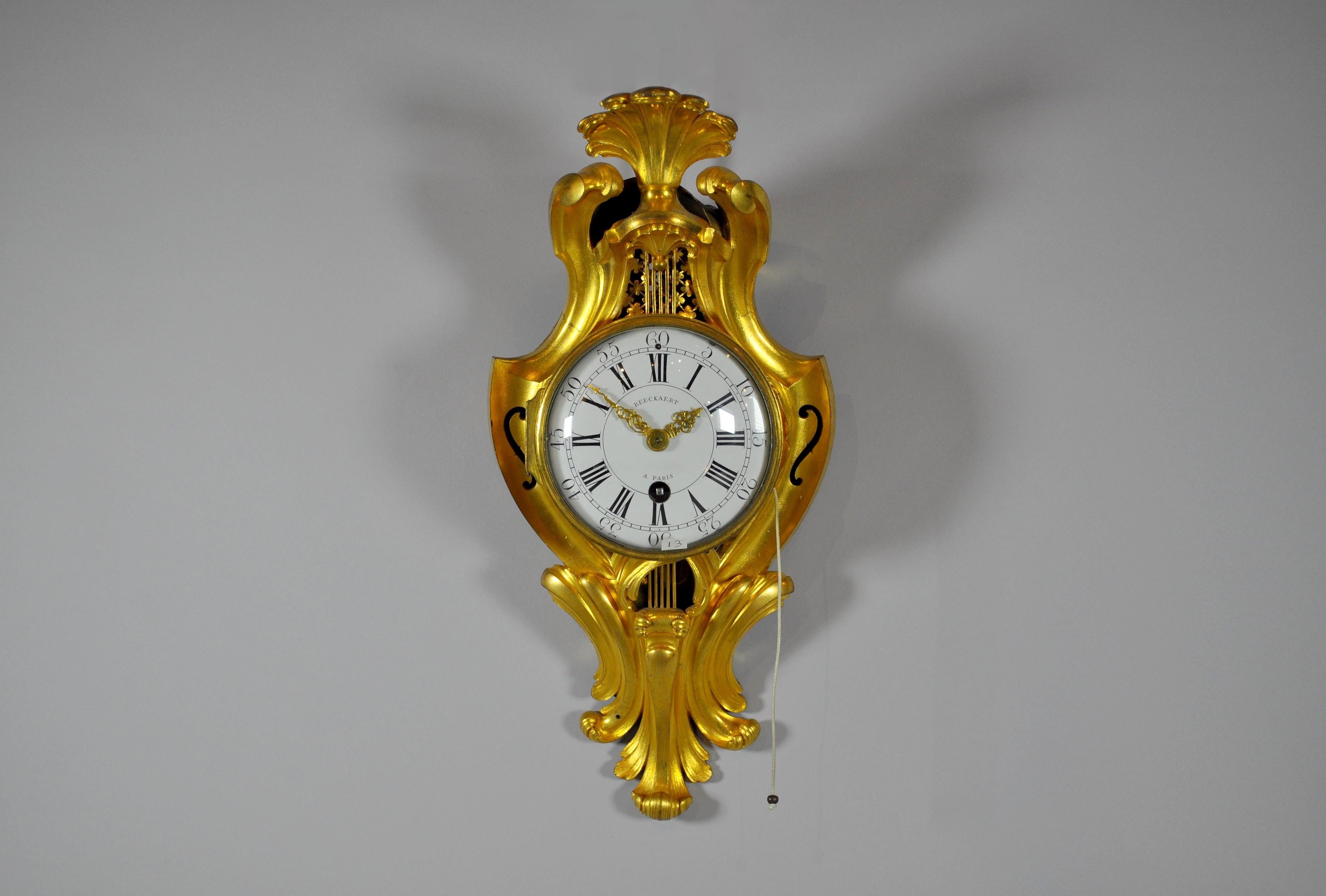 CARTEL D'ALCOVE MODEL CLOCK

Chased and mercury-gilded bronze case. The upper part decorated with two acanthus leaves and ending with a feather pinnacle. The lower part also decorated with acanthus leaf shapes.
White enamel dial with black enamel