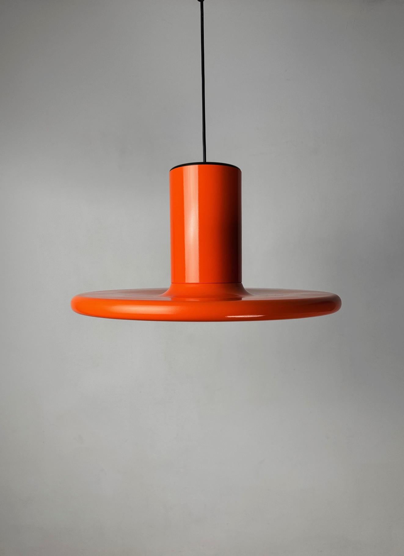 Un'autentica lampada a sospensione Pendolita realizzata da Lita, un rinomato produttore di illuminazione francese, negli anni Settanta. Questo pezzo è la quintessenza del design dell'era spaziale, con un elegante piano cilindrico e un ampio