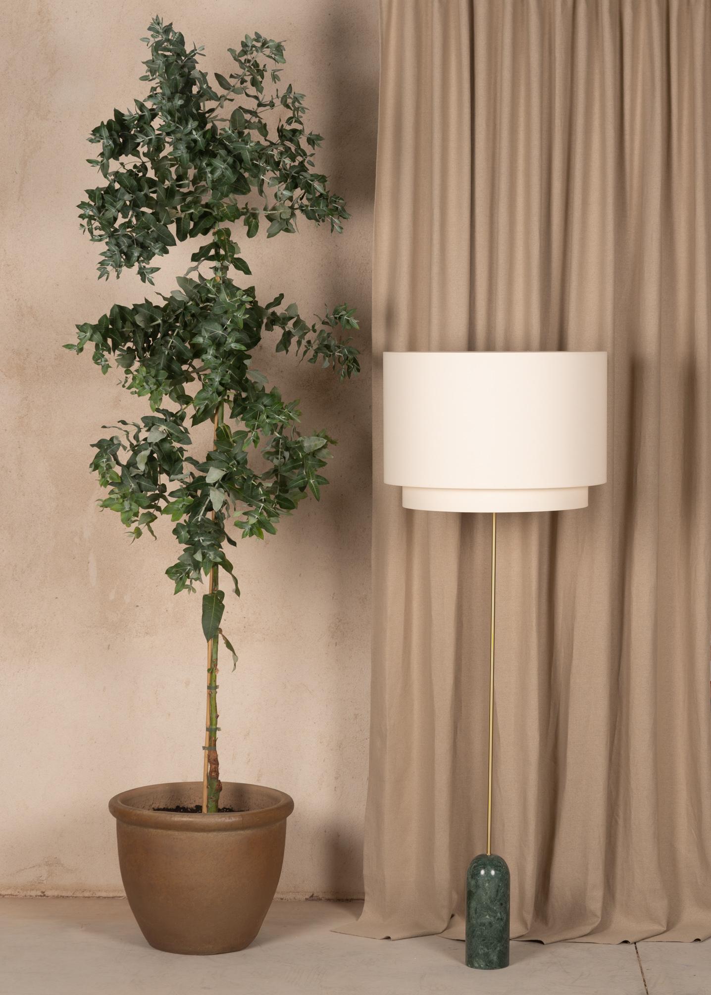 Pendolo Duoblo Stehlampe aus grünem Marmor von Simone & Marcel
Abmessungen: T 60 x B 60 x H 176 cm.
MATERIALIEN: Messing, Baumwolle und grüner Marmor.

Auch in verschiedenen Marmor- und Alabastervarianten und -ausführungen erhältlich.