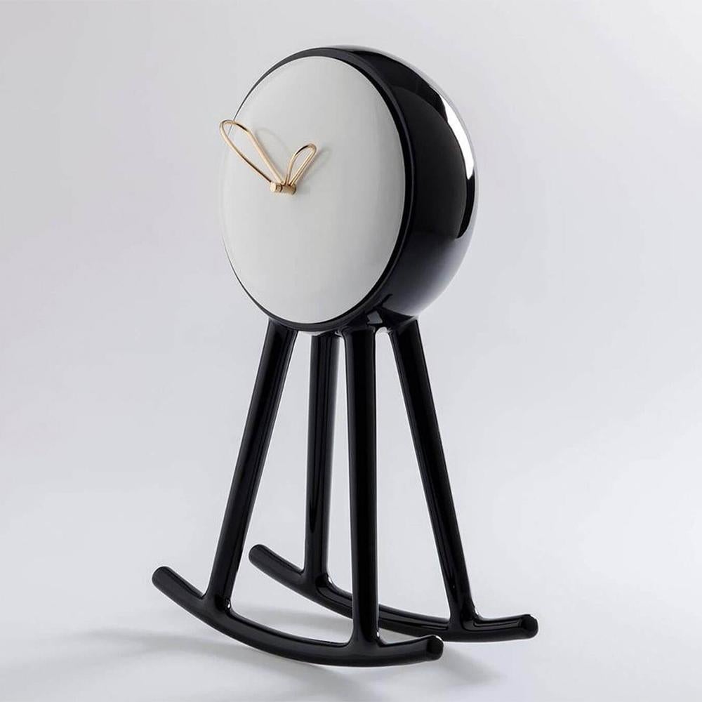 Uhr Pendule Schwarz mit Struktur 
aus Keramik in glasierter Ausführung und mit 
Klarglas.