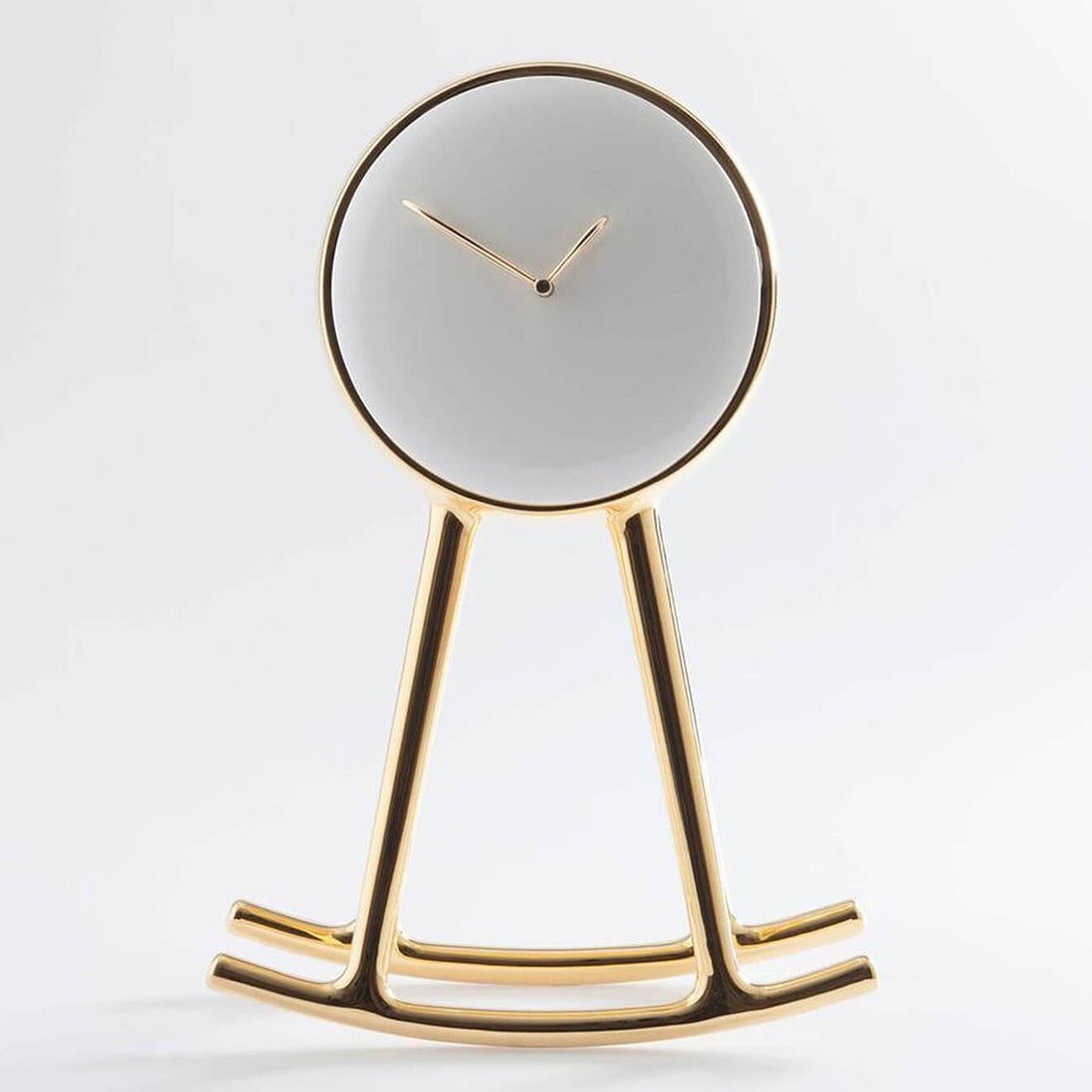 Uhr Pendule Gold mit Struktur 
aus Messing in vergoldeter Ausführung.