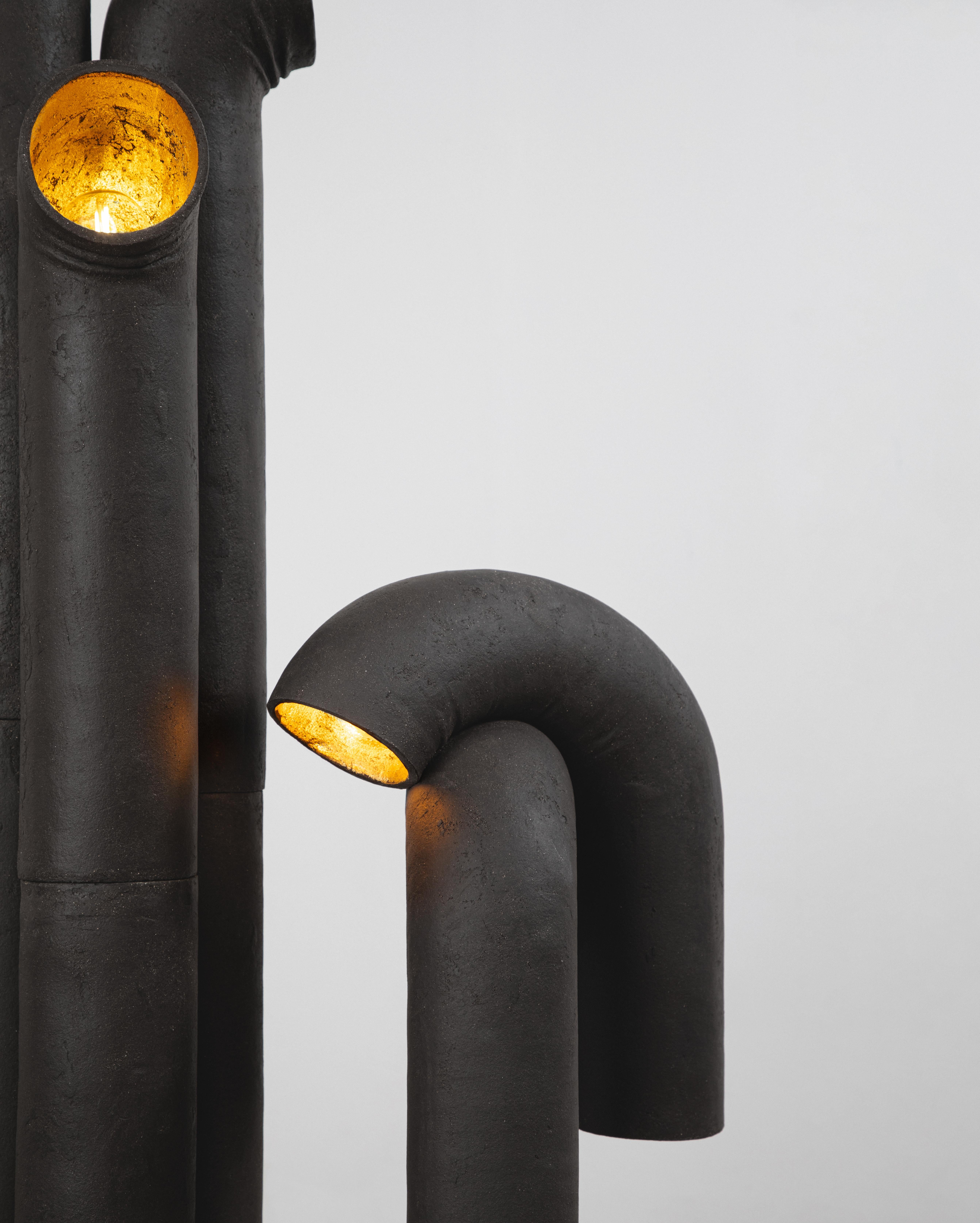 PENDULŪ IST EINE SKULPTURALE KERAMIKLAMPE, DIE VON DEM RUMÄNISCH-BRITISCHEN DESIGNER CATALIN FILIP [MELO CLAY] ENTWORFEN UND HERGESTELLT WURDE UND SPIELERISCH KOMPOSITION UND GLEICHGEWICHT ERKUNDET. DIESE TANZENDEN FORMEN PENDELN UMEINANDER UND