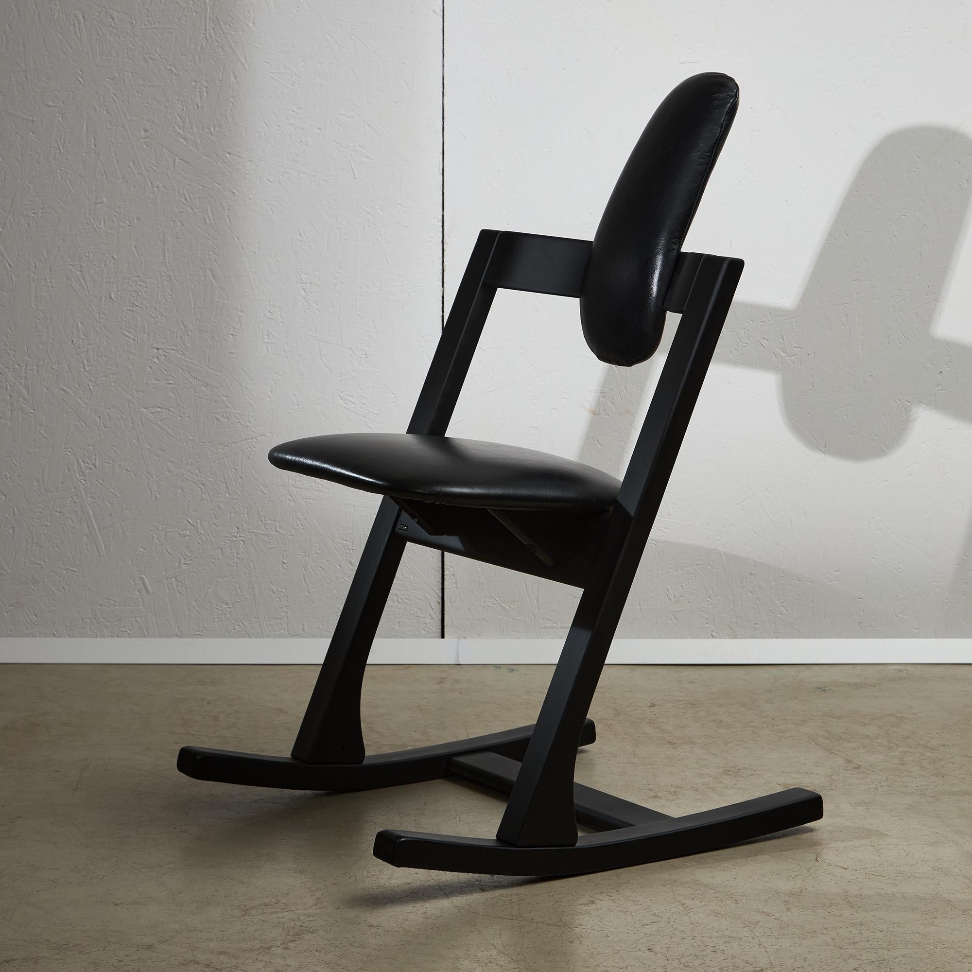 Sedia Pendulum disegnata da Peter Opsvik per Stokke nel 1983. Il design ergonomico del Pendulum offre un'esperienza di seduta confortevole, consentendo di assumere diverse posture e assecondando il naturale bisogno di cambiamento del corpo. Il suo