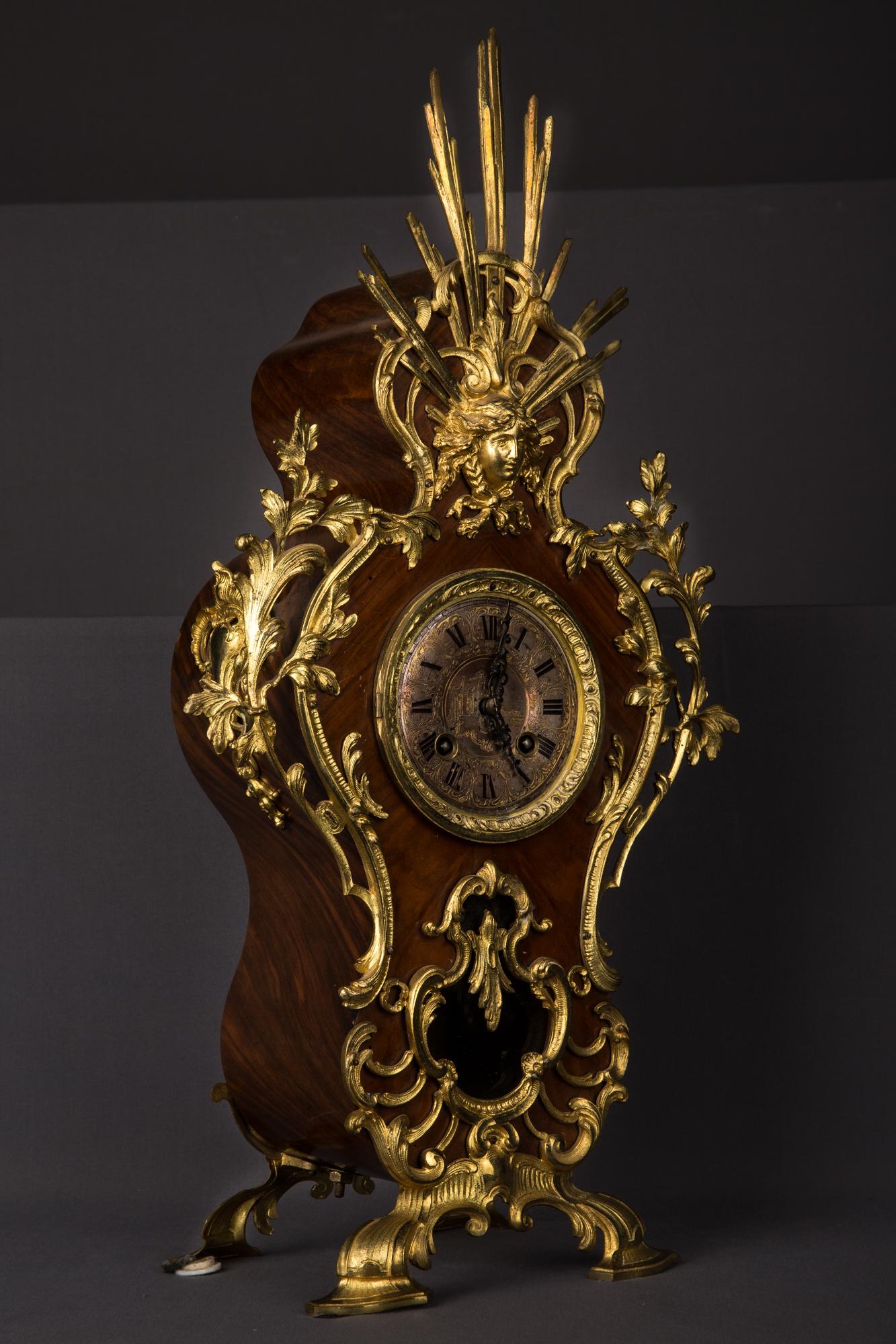 Pendule der frühen Tage, um 1870 Holz mit prächtig vergoldeter Bronze verziert, Arbeit von Gustaf Becker Uhr mit Schlagwerk mit Schlüssel und Pendel arbeiten.
Maßnahmen: 
höhe 58cm.
  