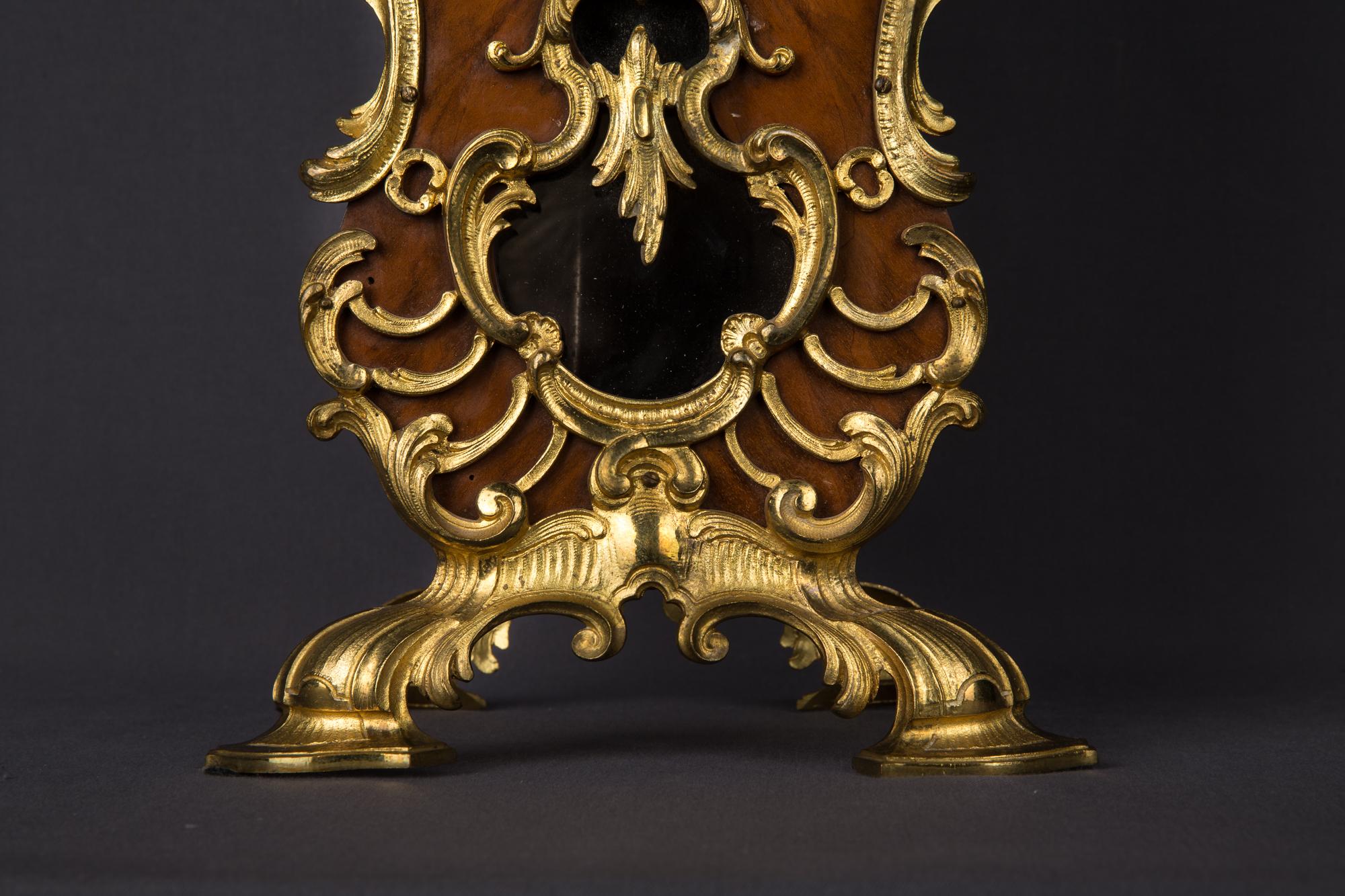 Pendel, um 1870 Holz mit vergoldeter Bronze Mechanik Gustaf Becker (Louis XV.) im Angebot