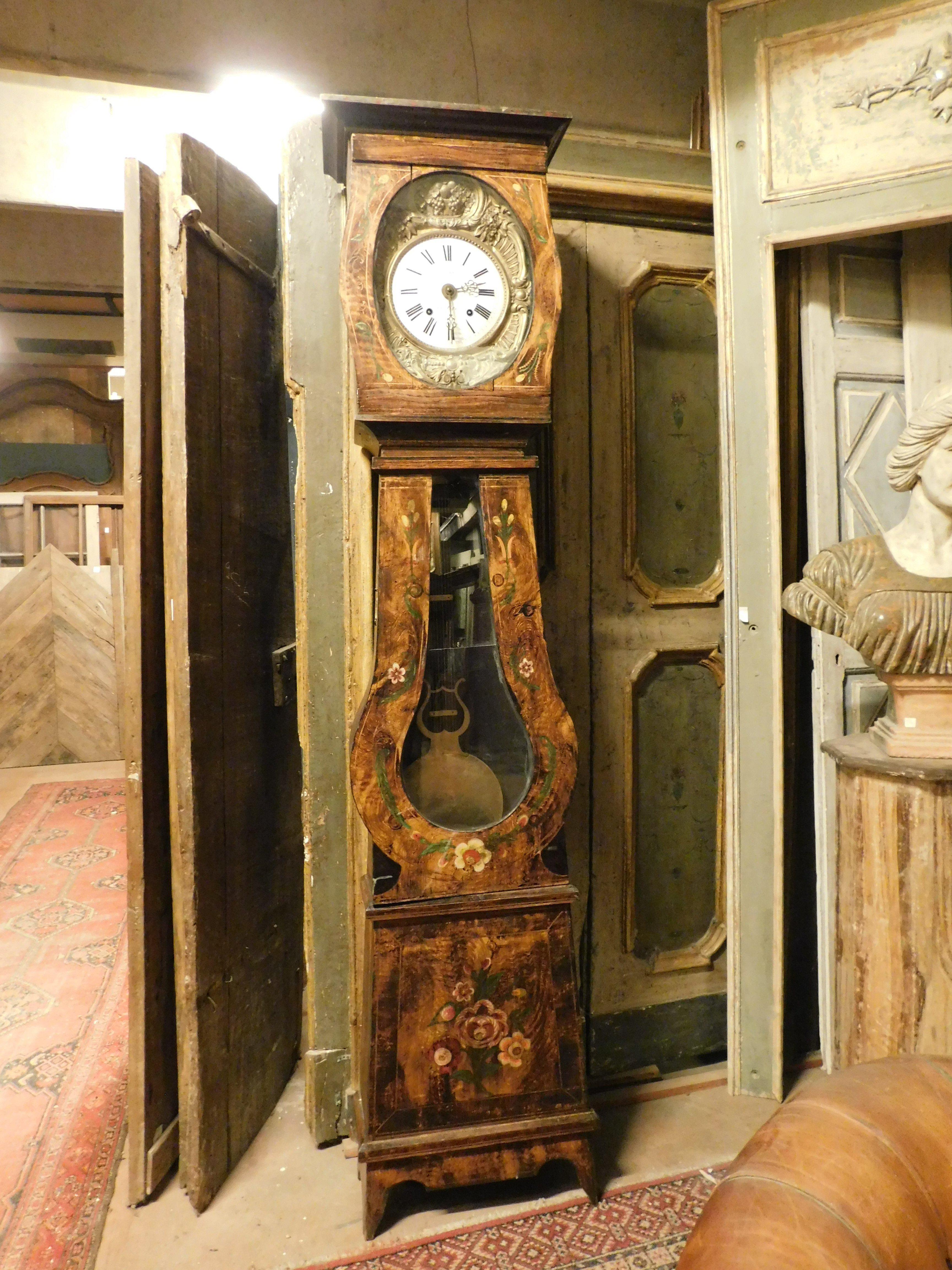 Horloge pendulaire ancienne, horloge de parquet ancienne, horloge grand-père avec boîtier en bois laqué et peint avec des décorations florales.
Elle possède un mécanisme en laiton repoussé et un cadran signé 