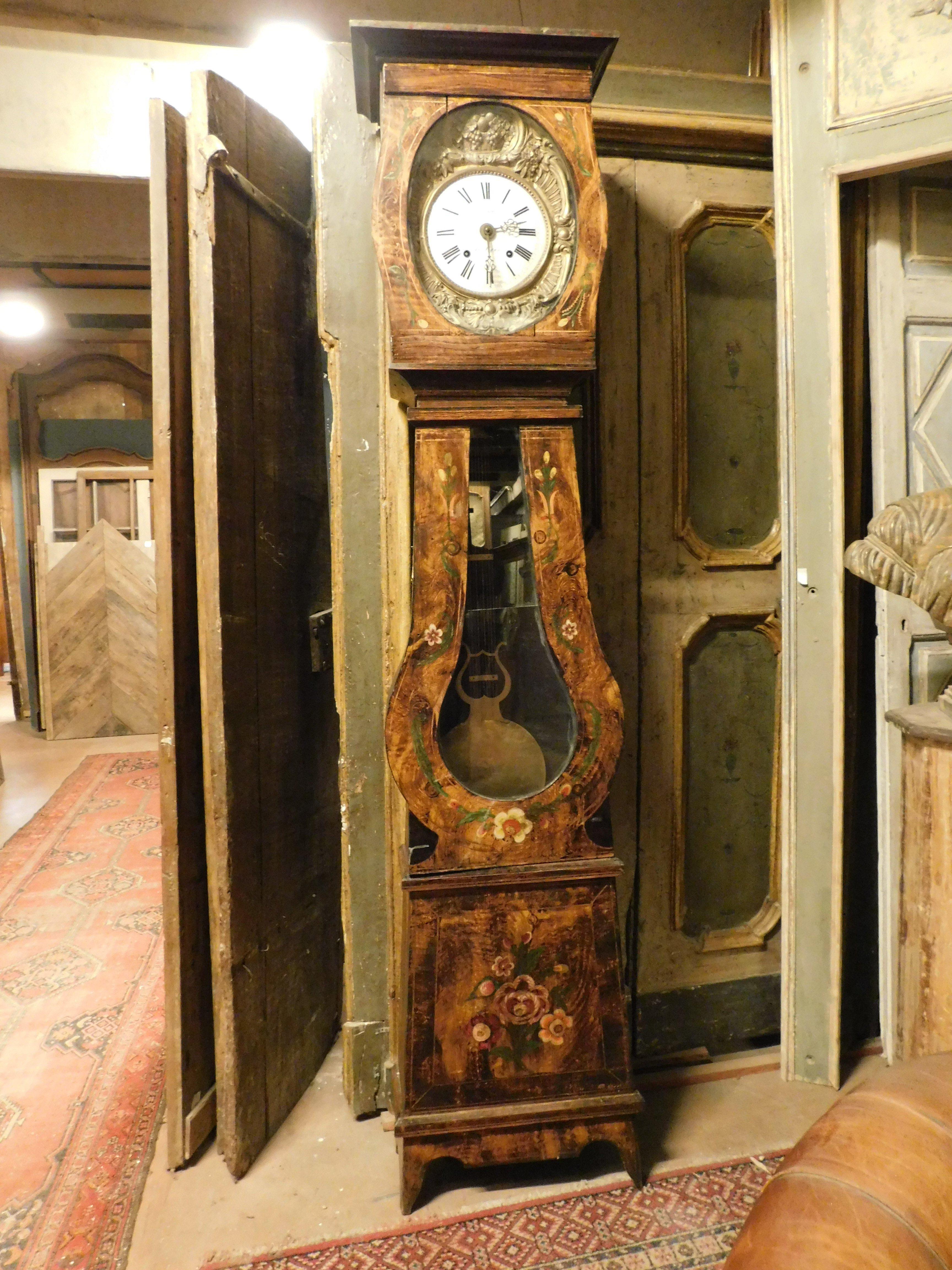 Français Horloge pendule, pendule de sol avec boîtier en bois laqué et peint, France en vente