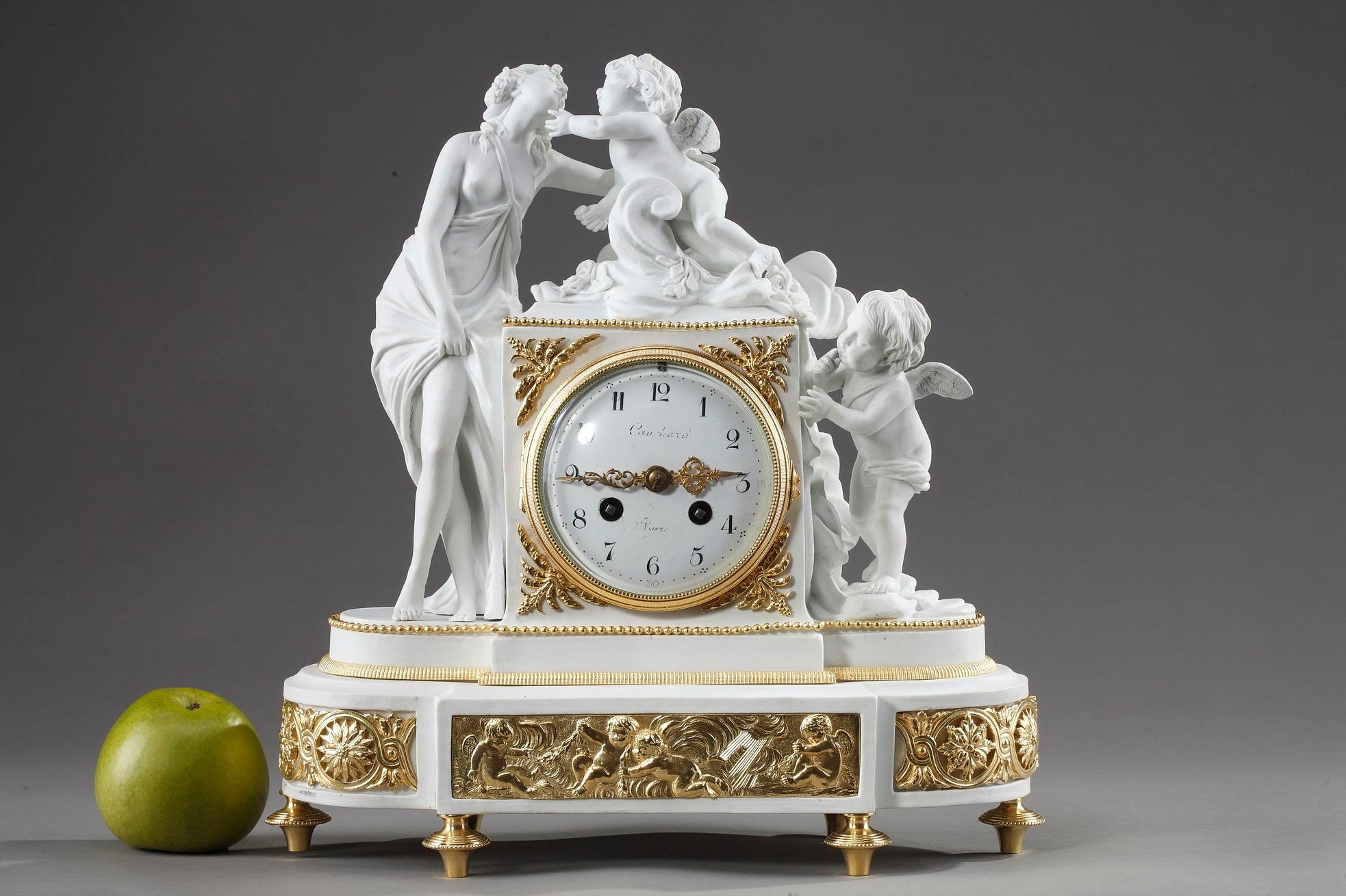 pendule française du XIXe siècle à décor néoclassique. Réalisée en biscuit dans un style Louis XVI, cette exquise horloge de cheminée présente des ornements en bronze doré. Il représente Vénus, la déesse de l'amour, de la beauté et de la fertilité