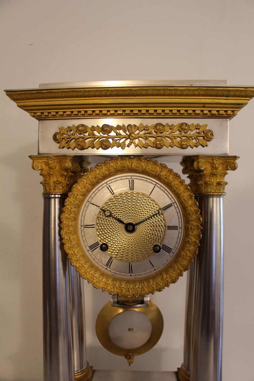 Pendulum gantry period empire solid silver and gilded bronze, in very good condition, movement surely to be revised not punched may well test at a jeweler.