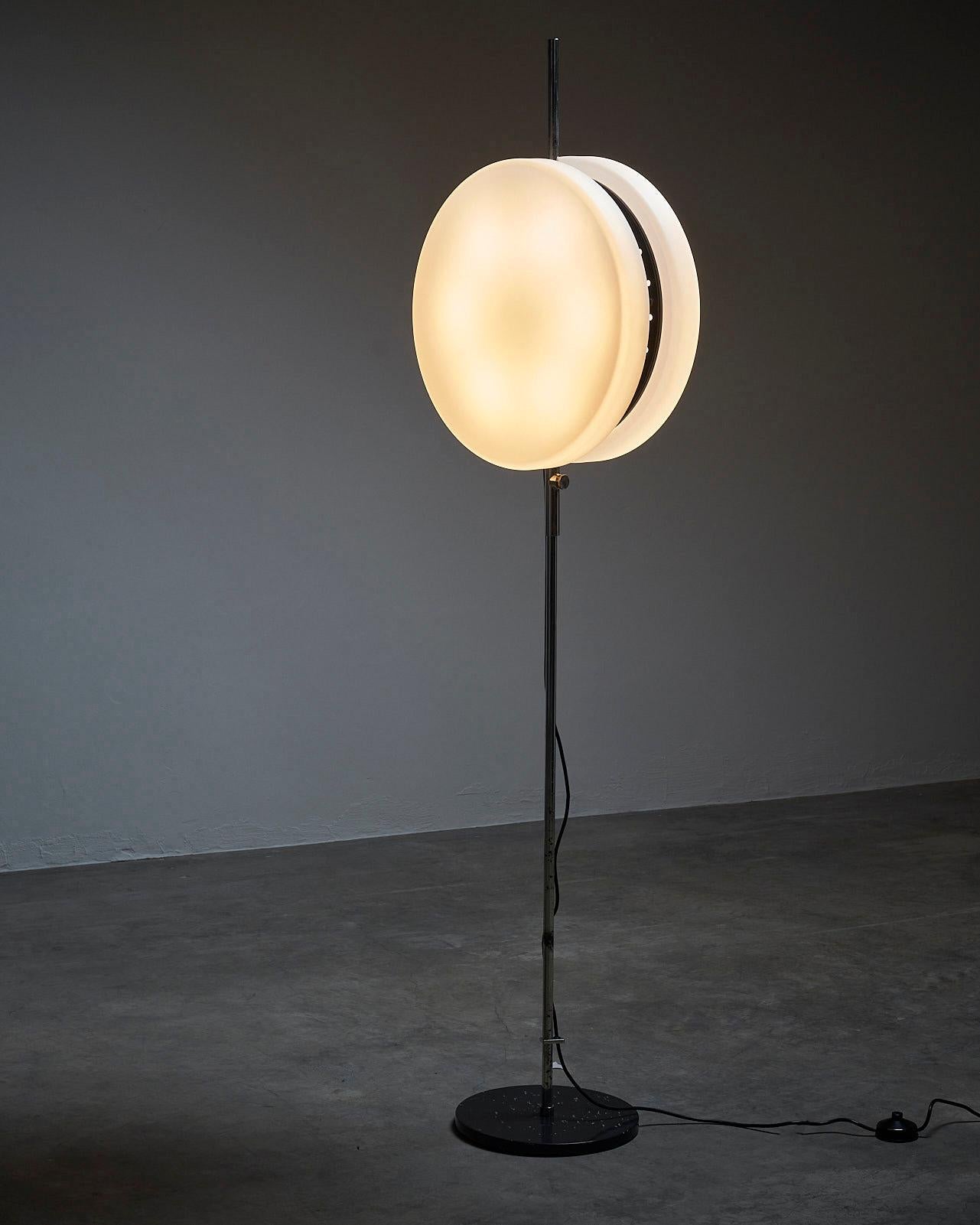 Élevez votre espace avec le lampadaire Pendulum de Kontakt-Werkstätten. Ce lampadaire exceptionnel offre une solution d'éclairage unique et polyvalente qui captivera vos sens. Avec sa base noire épurée et sa tige chromée, il dégage une impression