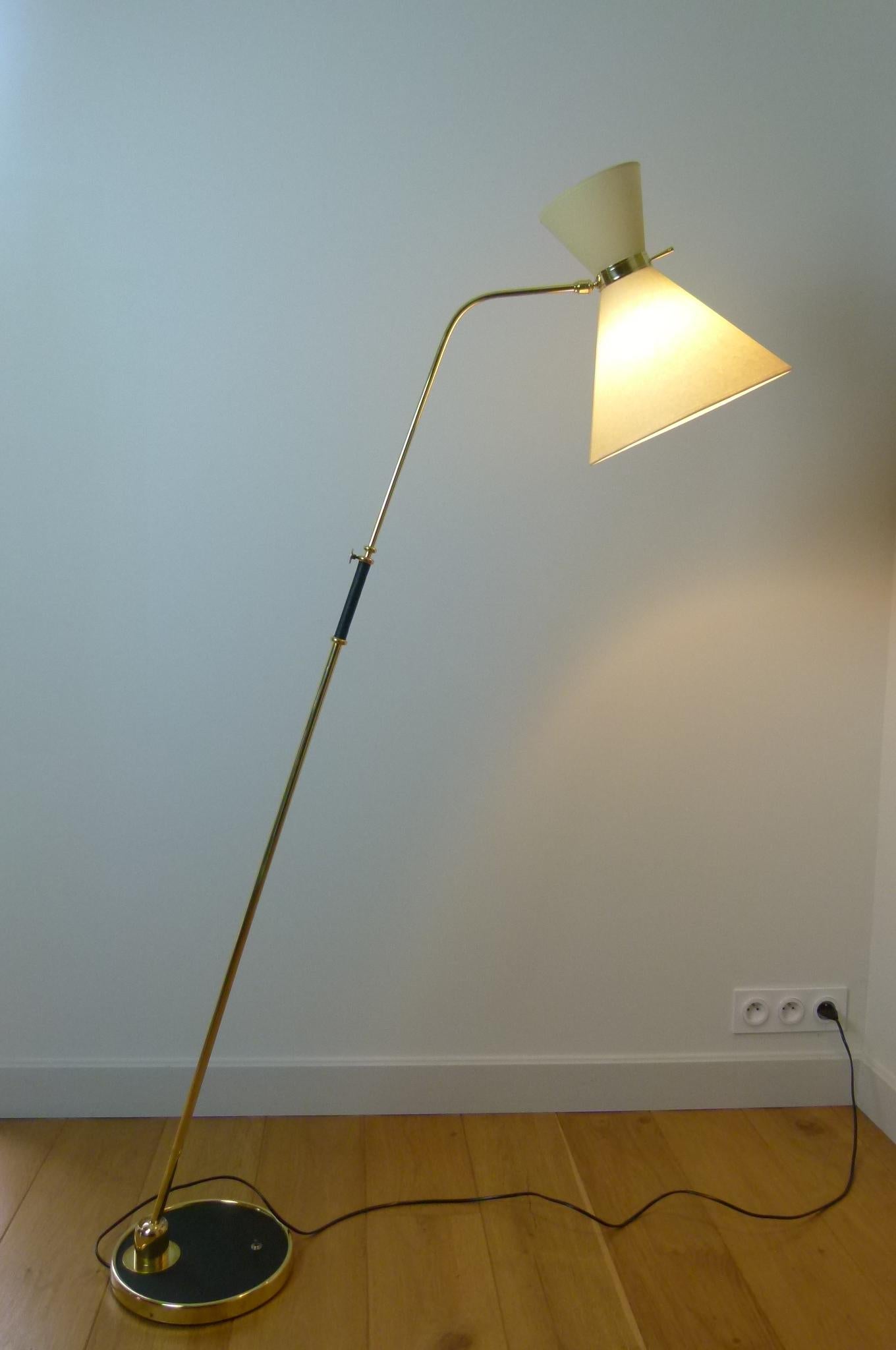 Floor lamp with pendulum, composed of a circular base sheathed in black leather, and certied with a brass ring, on which is placed an adjustable sconce by a ball joint at its base.
The height of the arm and adjustable from 160 to 190 cm high.
The