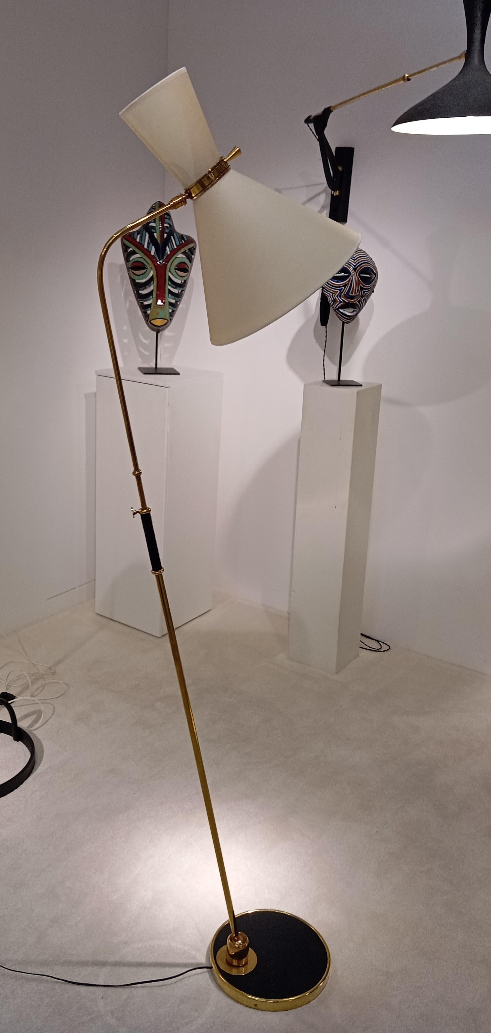  floor lamps,
composed of a circular base in cast iron sheathed in black leather, and set with a brass ring.
Brass arm with adjustable height, and orientable by a brass ball joint on the base of the foot.
Lighting by 2 conical shades, installed on a