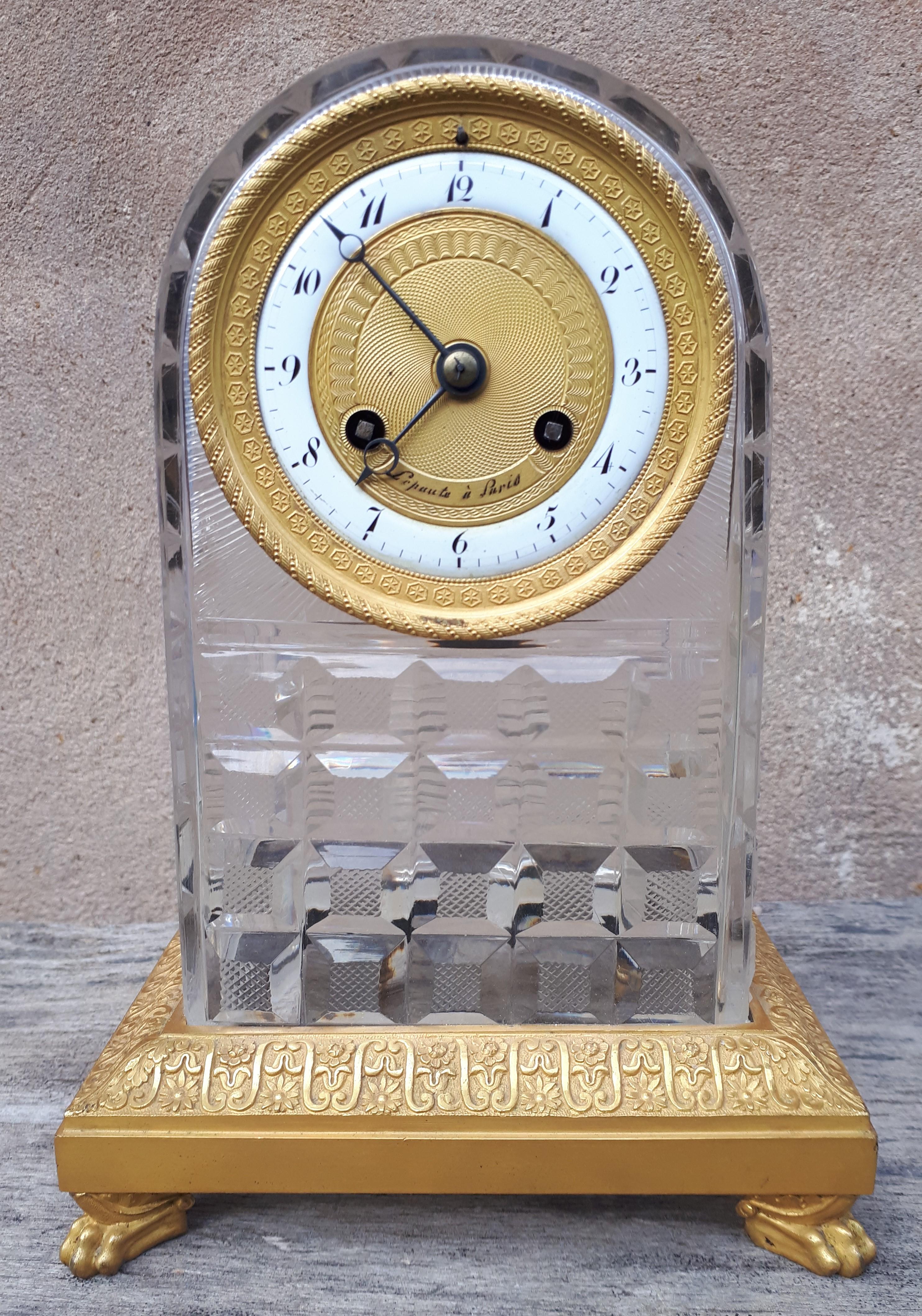 Sober and elegant pendulum in cut crystal and chiseled and gilded bronze, most probably designed by l'Escalier de Cristal (workshops of the Veuve Désarnaud).
The dial - partly white enameled - indicating the hours in Arabic numerals is signed