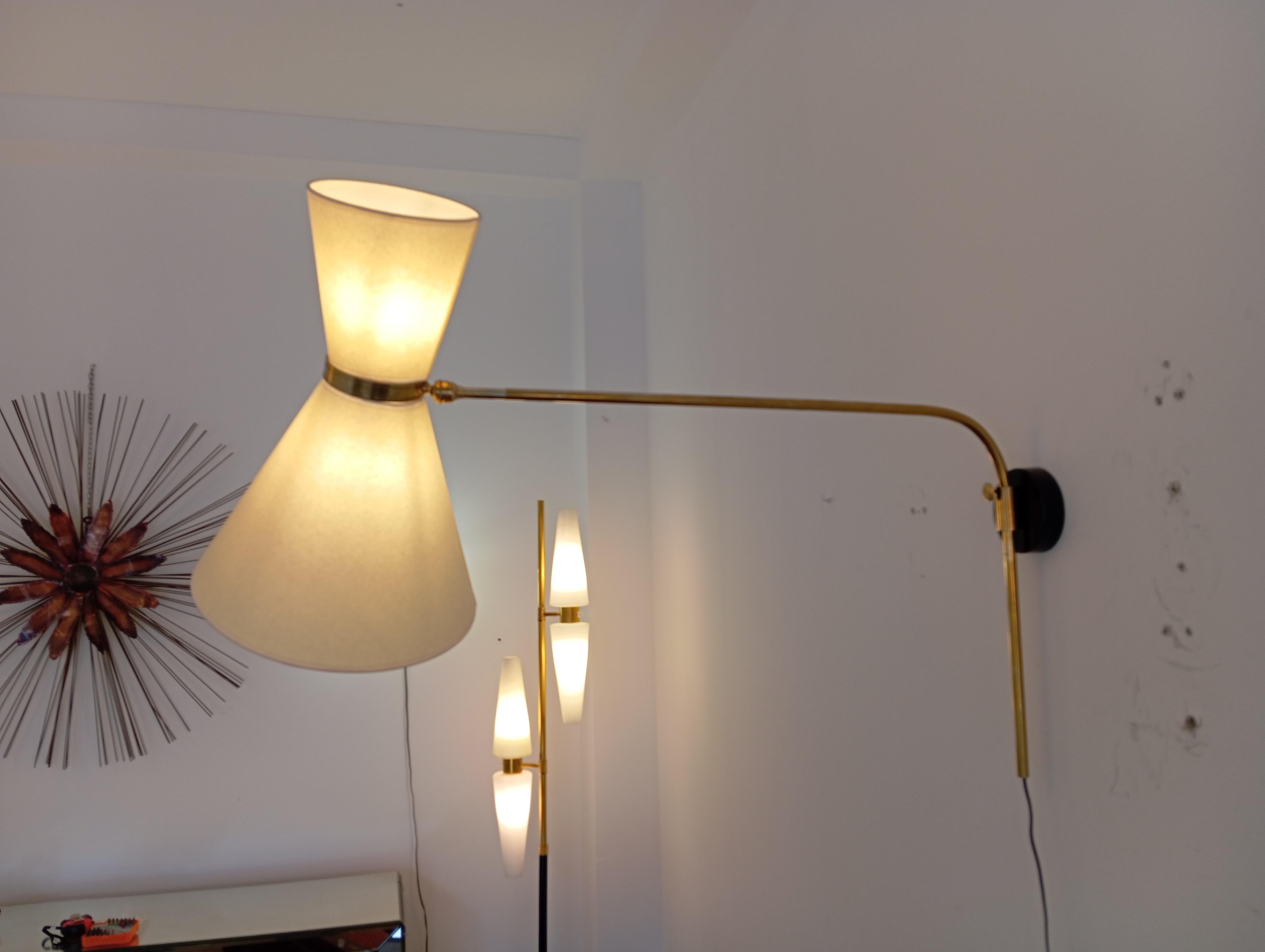 Lámpara de pared pendular Maison Lunel, hacia 1950 Latón en venta