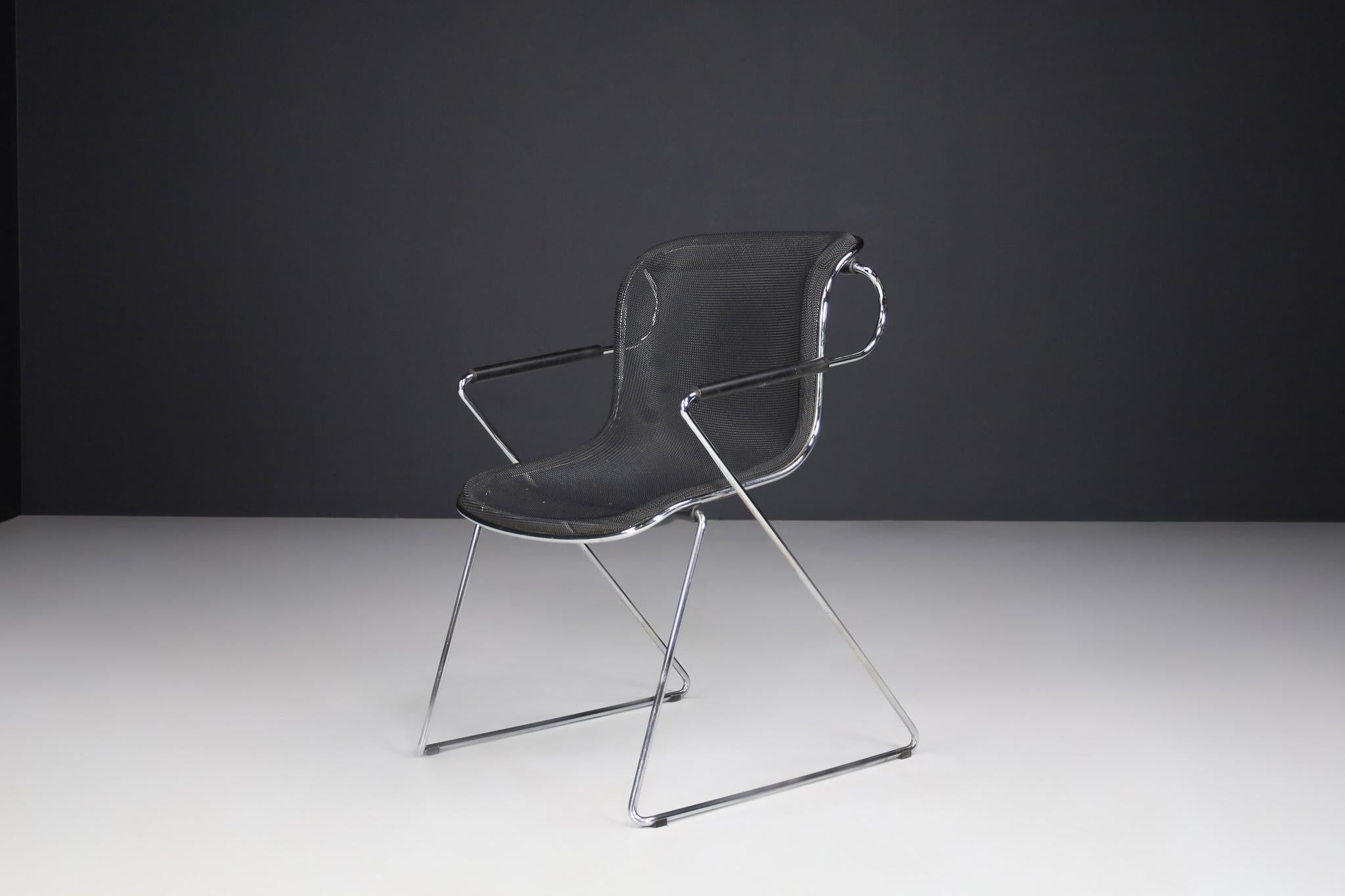 Ce fauteuil Penelope a été conçu en 1982 par Charles Pollock et produit par Castelli en Italie. Le châssis de cette chaise est en fil d'acier chromé. Pollock a choisi un fin treillis métallique recouvert de noir comme matériau pour la coque du