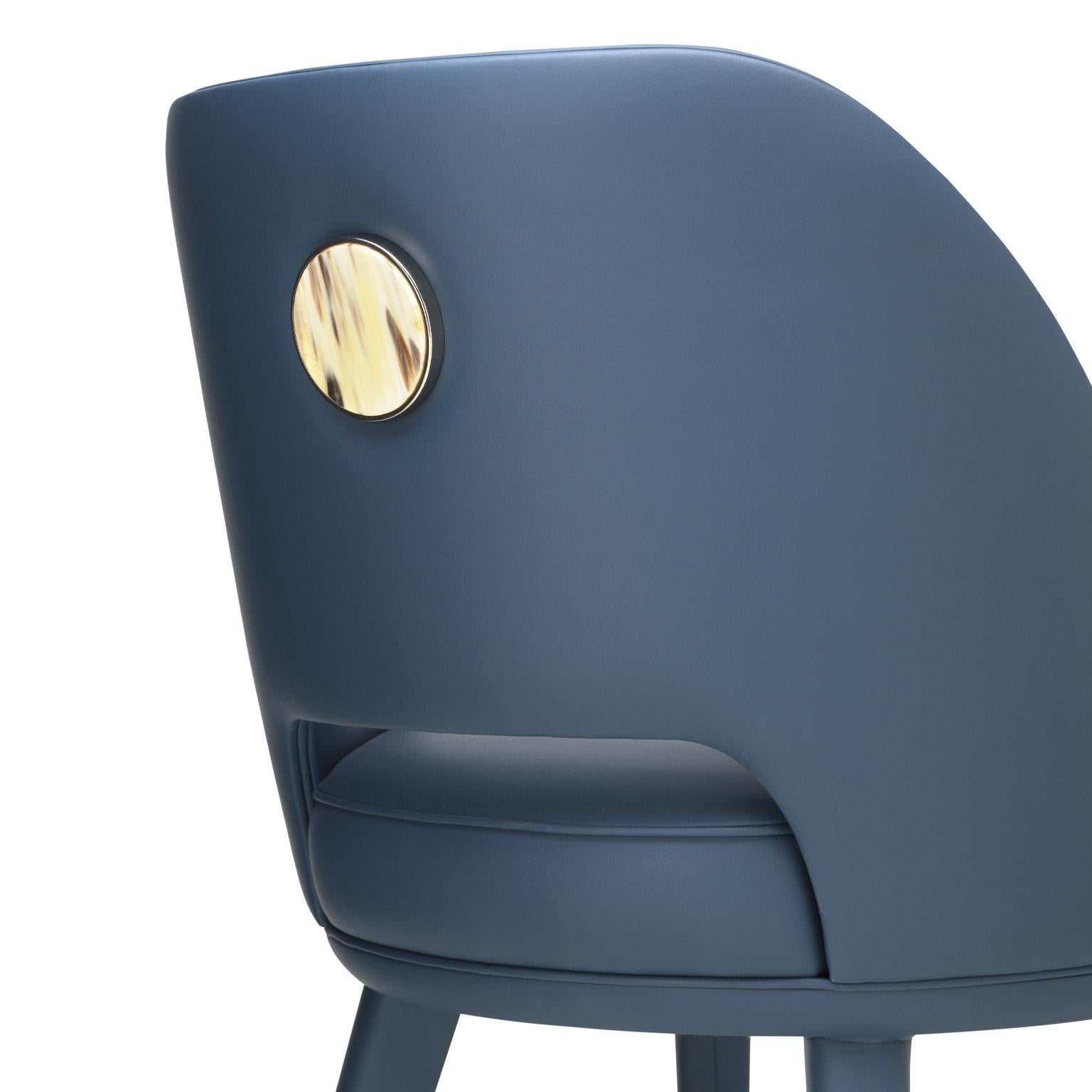 Penelope-Stuhl aus blauem Tosca-Leder mit Details in Corno Italiano, Mod. 4430SC im Zustand „Neu“ im Angebot in Recanati, Macerata