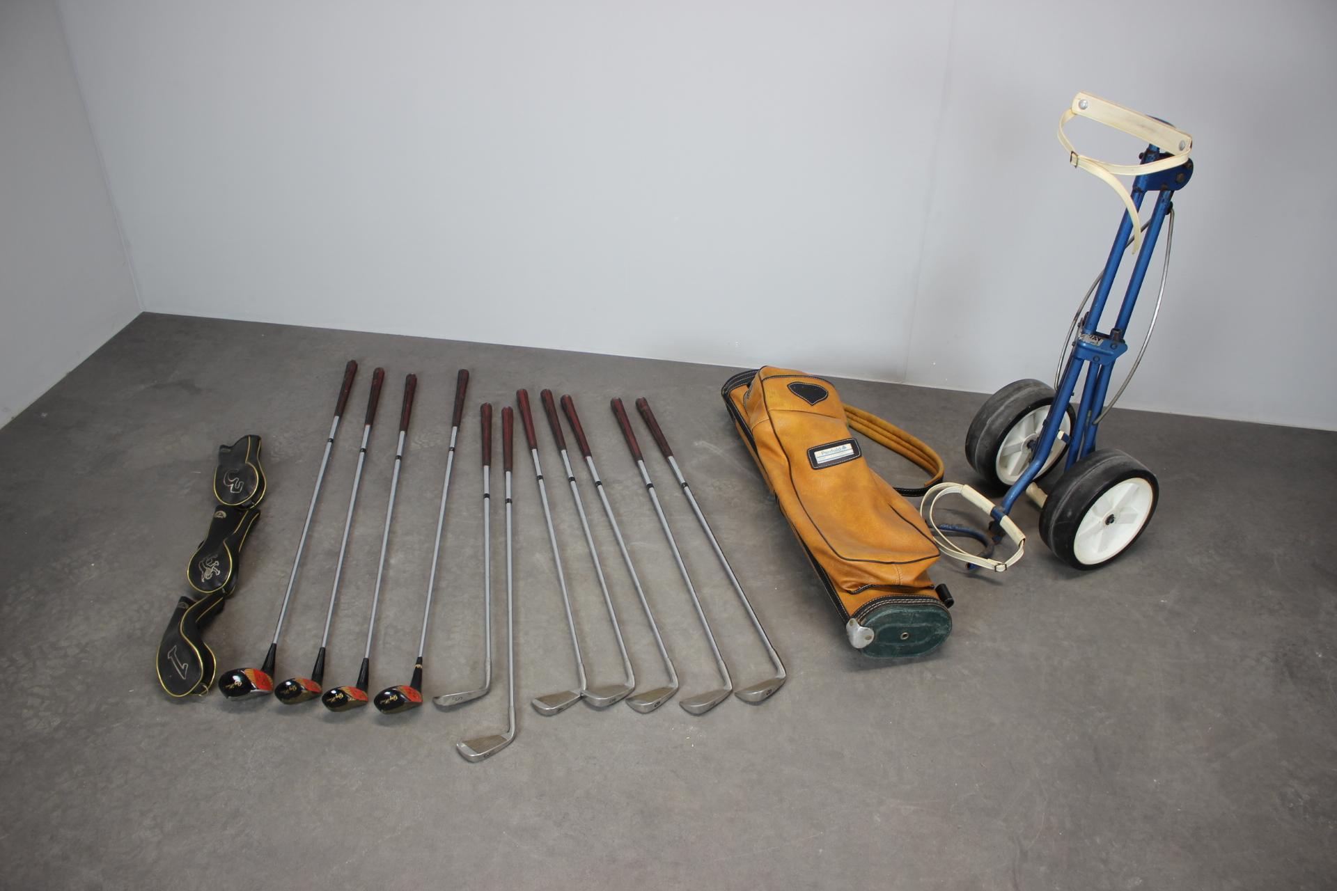 Penfold British Rolling Cart Golftasche aus den 1960er Jahren - Set aus Holzeisen und für im Angebot 12