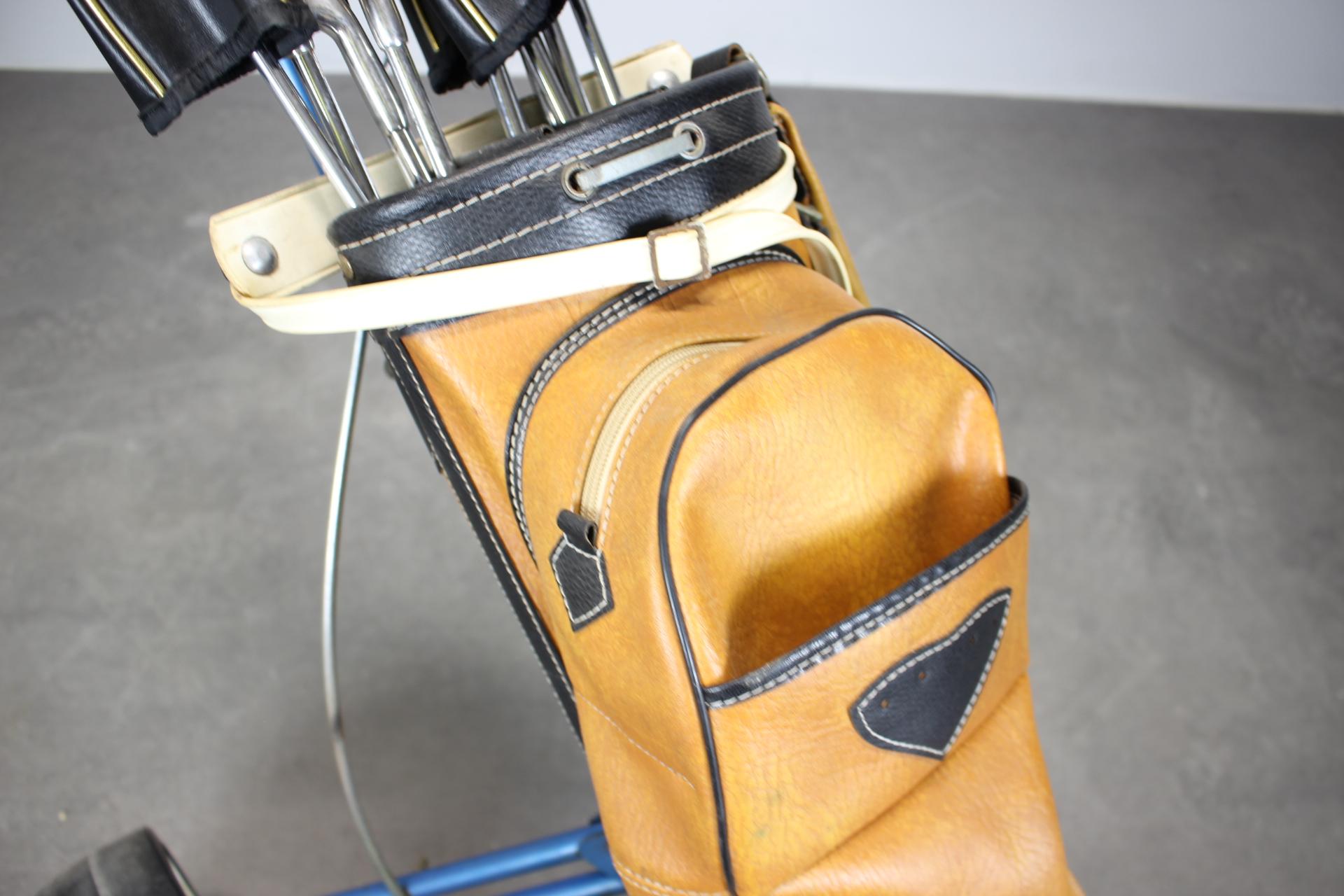 Penfold British Rolling Cart Golftasche aus den 1960er Jahren - Set aus Holzeisen und für (Metall) im Angebot