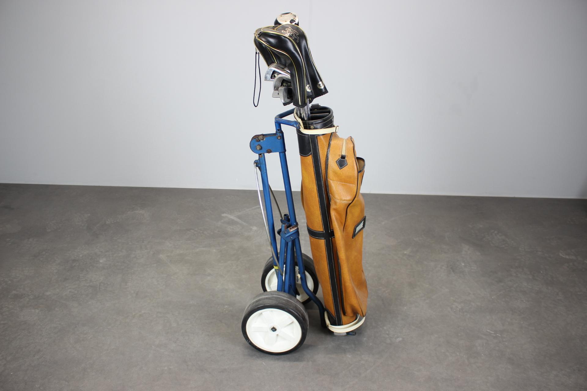 Penfold British Rolling Cart Golftasche aus den 1960er Jahren - Set aus Holzeisen und für im Angebot 1