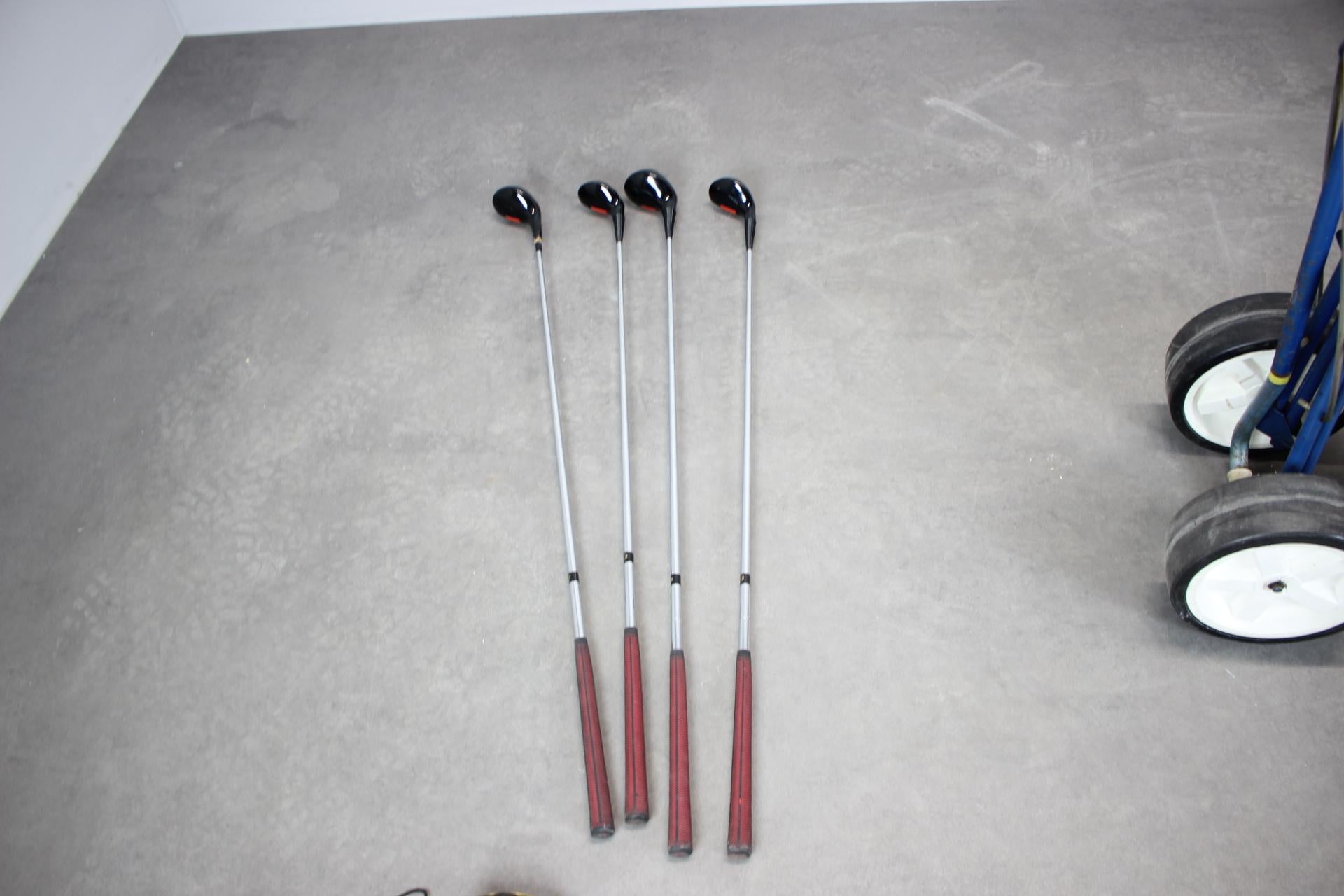 Penfold British Rolling Cart Golftasche aus den 1960er Jahren - Set aus Holzeisen und für im Angebot 3