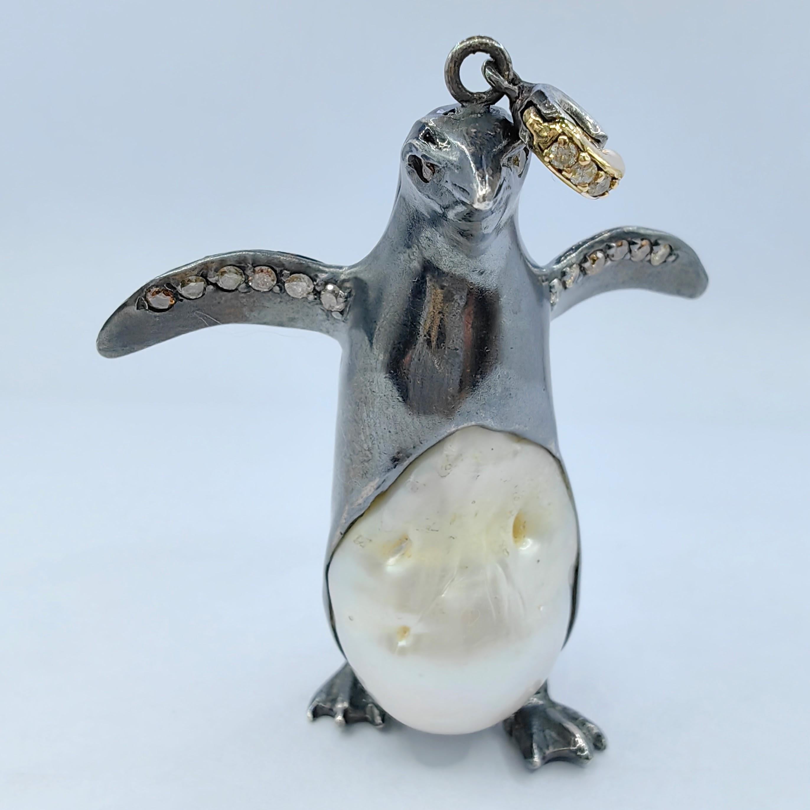 Entdecken Sie den bezaubernden Pinguin-Barock-Perlen-Diamant-Halskettenanhänger aus Sterlingsilber, ein wahres Wunderwerk an skurrilem Design und Eleganz. Das Herzstück dieses Anhängers ist eine atemberaubende weiße Süßwasser-Barockperle, die den